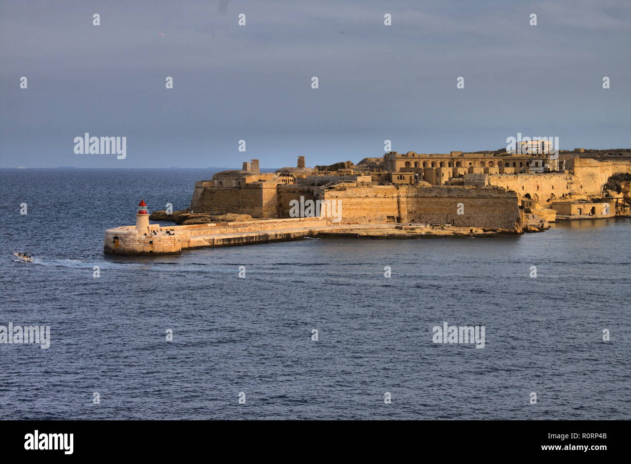 Ricasoli brise-lames est vu de La Valette, Malte Banque D'Images