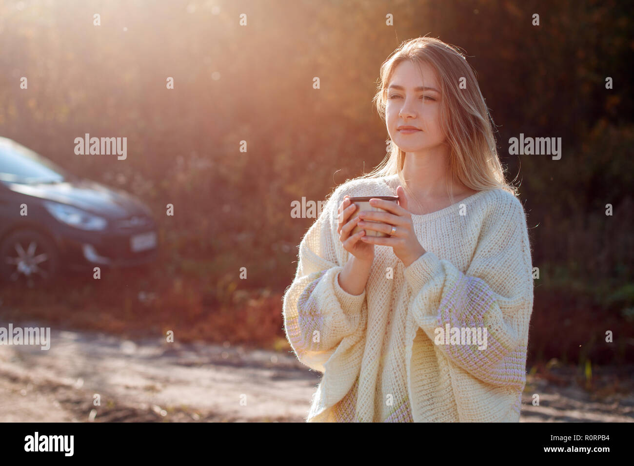 Belle admirant Femme buvant du thé chaud à partir de la Tasse thermos Banque D'Images