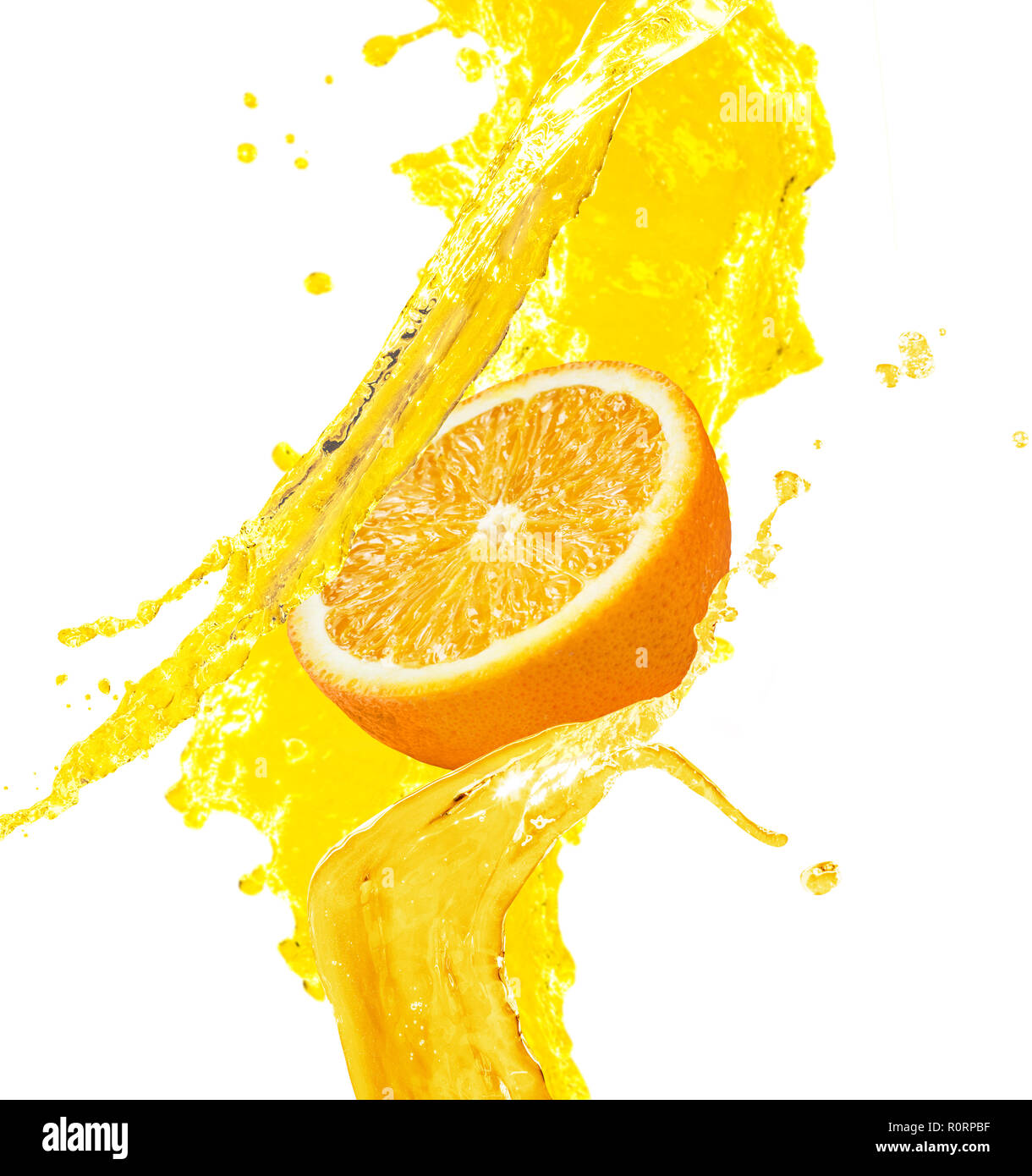 Éclaboussures de jus d'orange avec des fruits orange. Banque D'Images