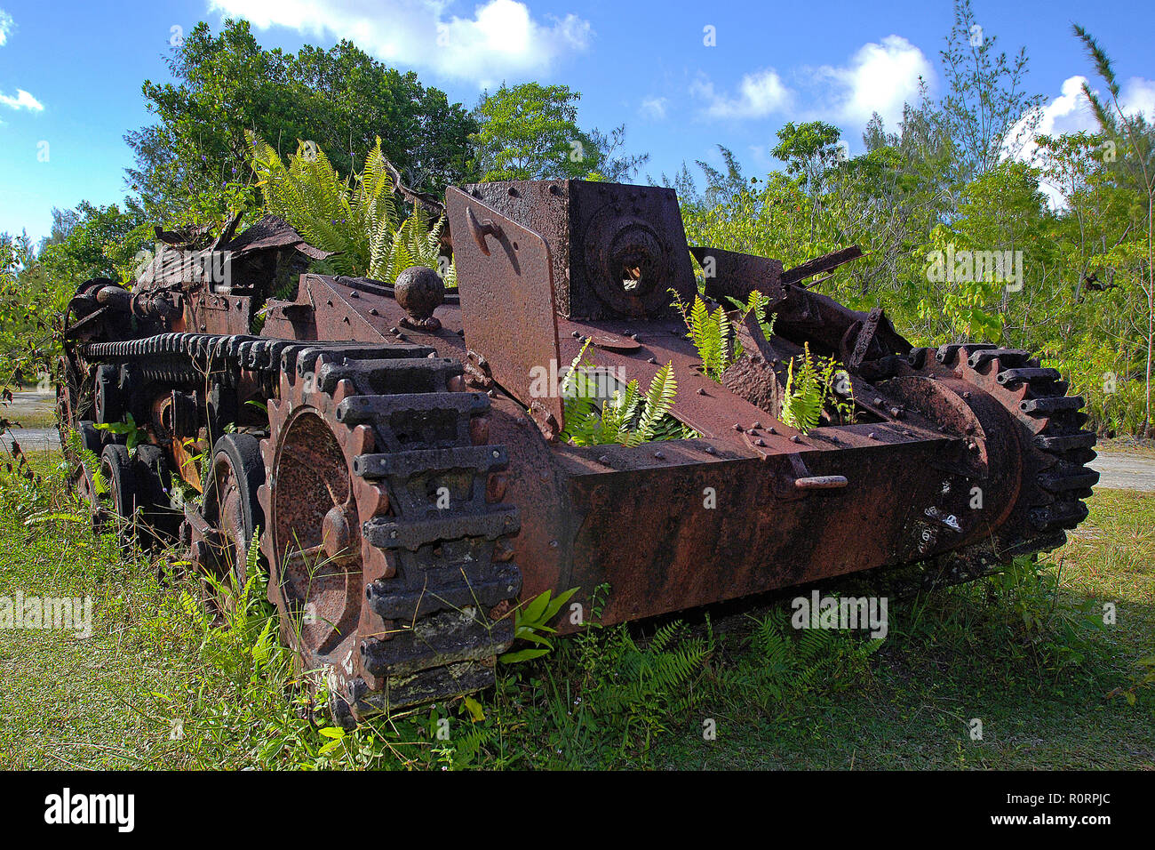 Verrosteter Panzer aus dem 2. Weltkrieg Im Dschungel, Palaos, Mikronesien | réservoir rouillé de 2e guerre mondiale au jungle, Palau, Micronésie Banque D'Images