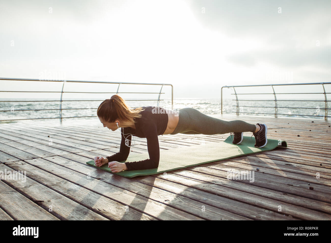 Femme Fitness faisant des pousées Outdoor training workout Banque D'Images