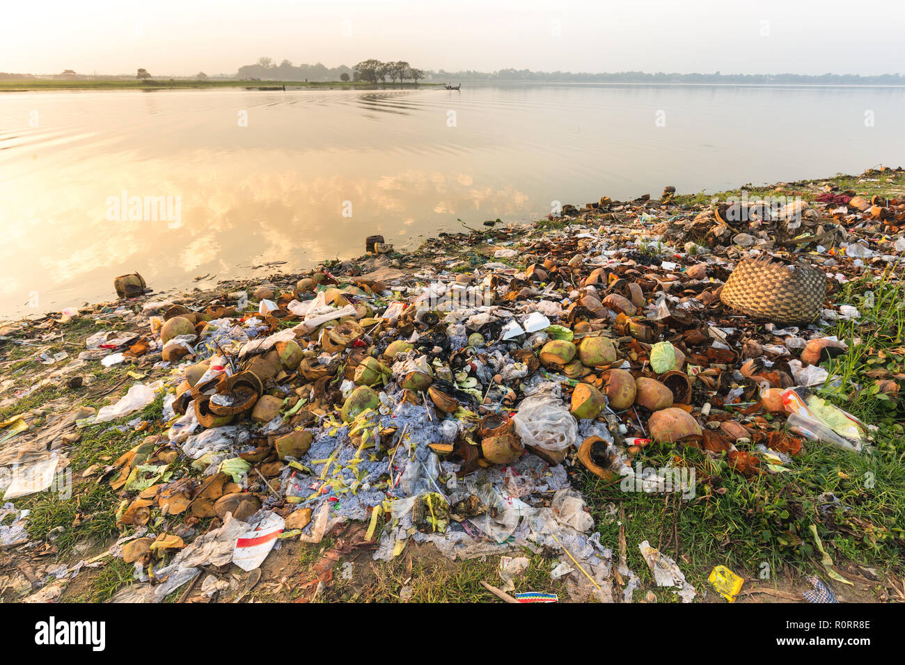 La pollution des déchets de plastique et d'autres emballages alimentaires sur la rive de la lac Taungthaman près de U Bein bridge au Myanmar (Birmanie) Banque D'Images