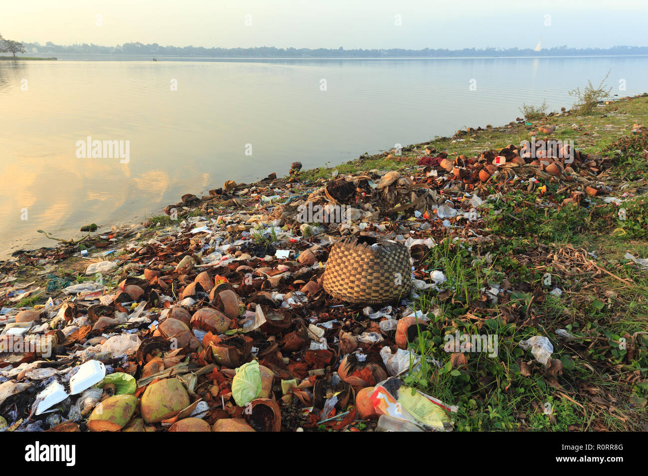 La pollution des déchets de plastique et d'autres emballages alimentaires sur la rive de la lac Taungthaman près de U Bein bridge au Myanmar (Birmanie) Banque D'Images