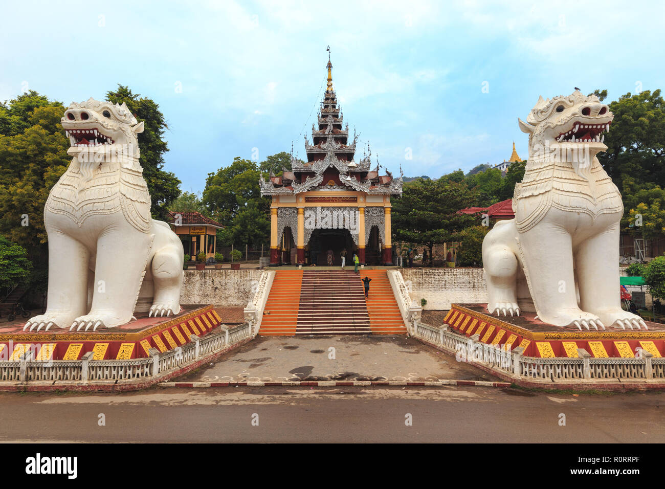 Buddhist statues lion qui garde l'entrée de la colline de Mandalay, au Myanmar (Birmanie) Banque D'Images
