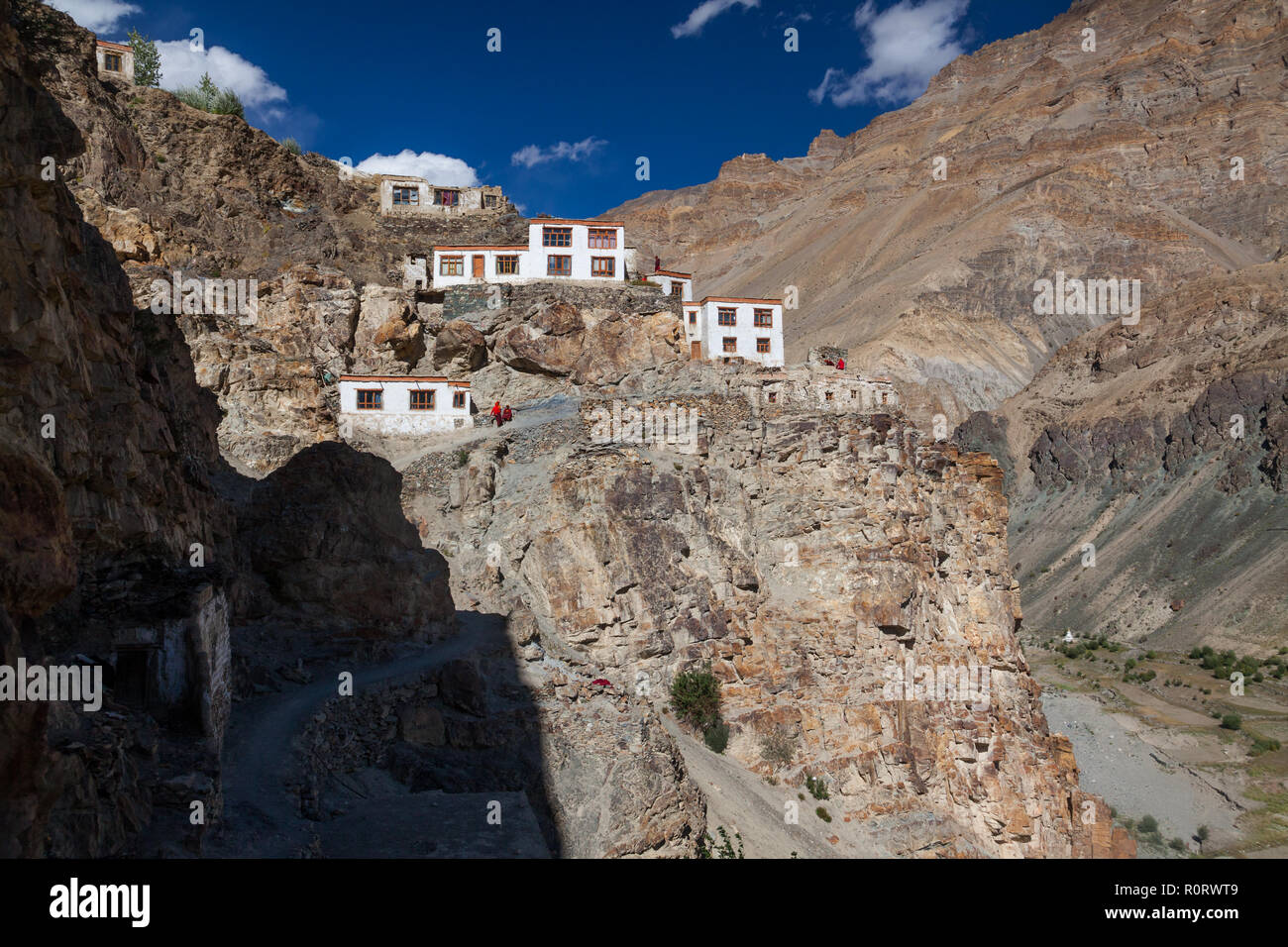Moines et partie de Phugtal Gompa (également connu sous le nom de Phuktal Gompa), Zanskar, le Jammu-et-Cachemire, l'Inde Banque D'Images