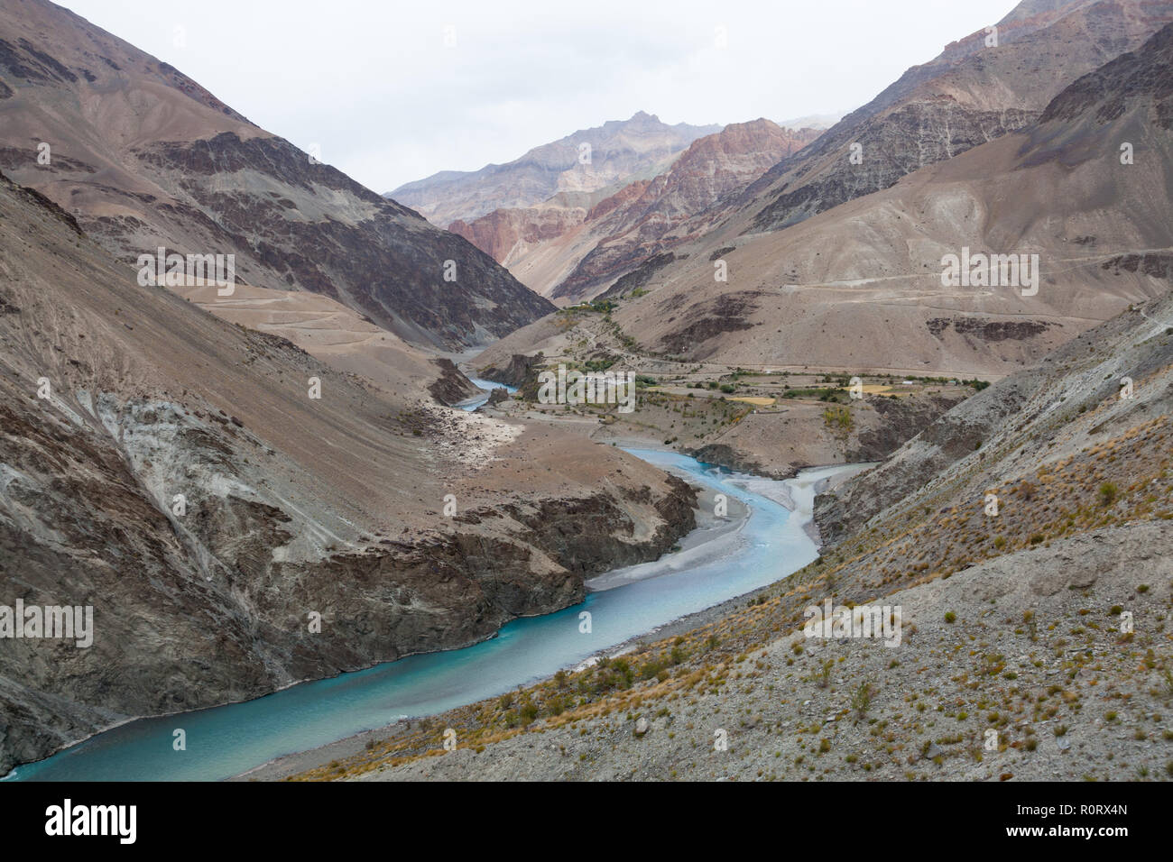 Purne (village, également connu sous le nom de Purni) et la confluence de la rivière Tsarap (côté gauche) et la rivière Kargyak (côté droit), Zanskar, Inde Banque D'Images