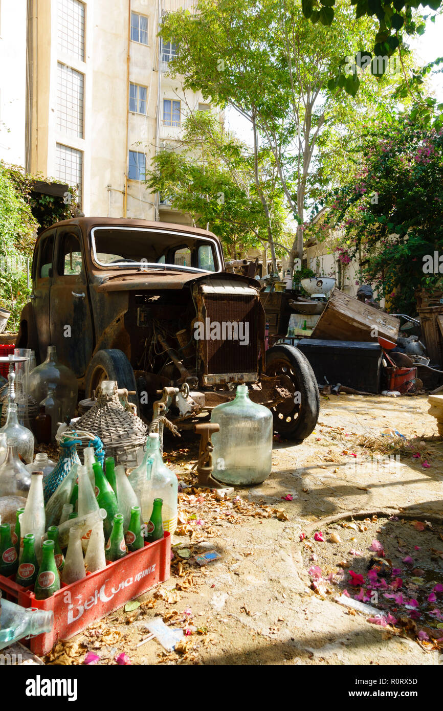 Jardin arrière pleine de détritus, d'antiquités et d'une vieille voiture rouillée. Le nord de Nicosie, Chypre du Nord Octobre 2018 Banque D'Images