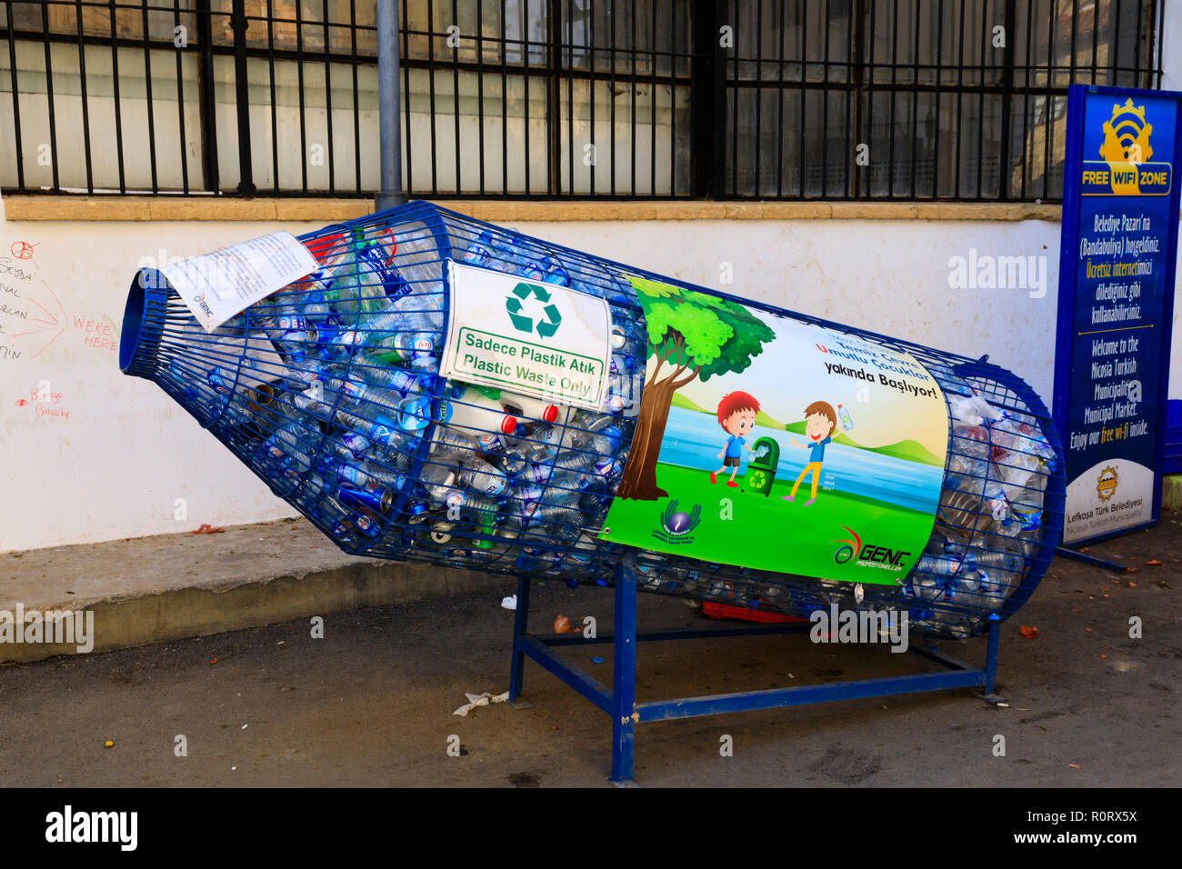 Le recyclage de bouteilles en plastique fusée, nord de Nicosie, Chypre du Nord Octobre 2018 Banque D'Images