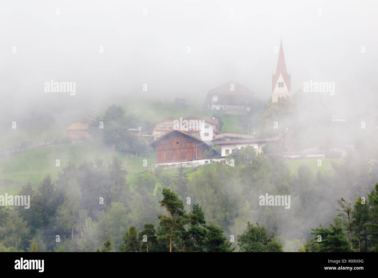 Village près de Brixen avec brouillard, le Tyrol du Sud, Italie Banque D'Images