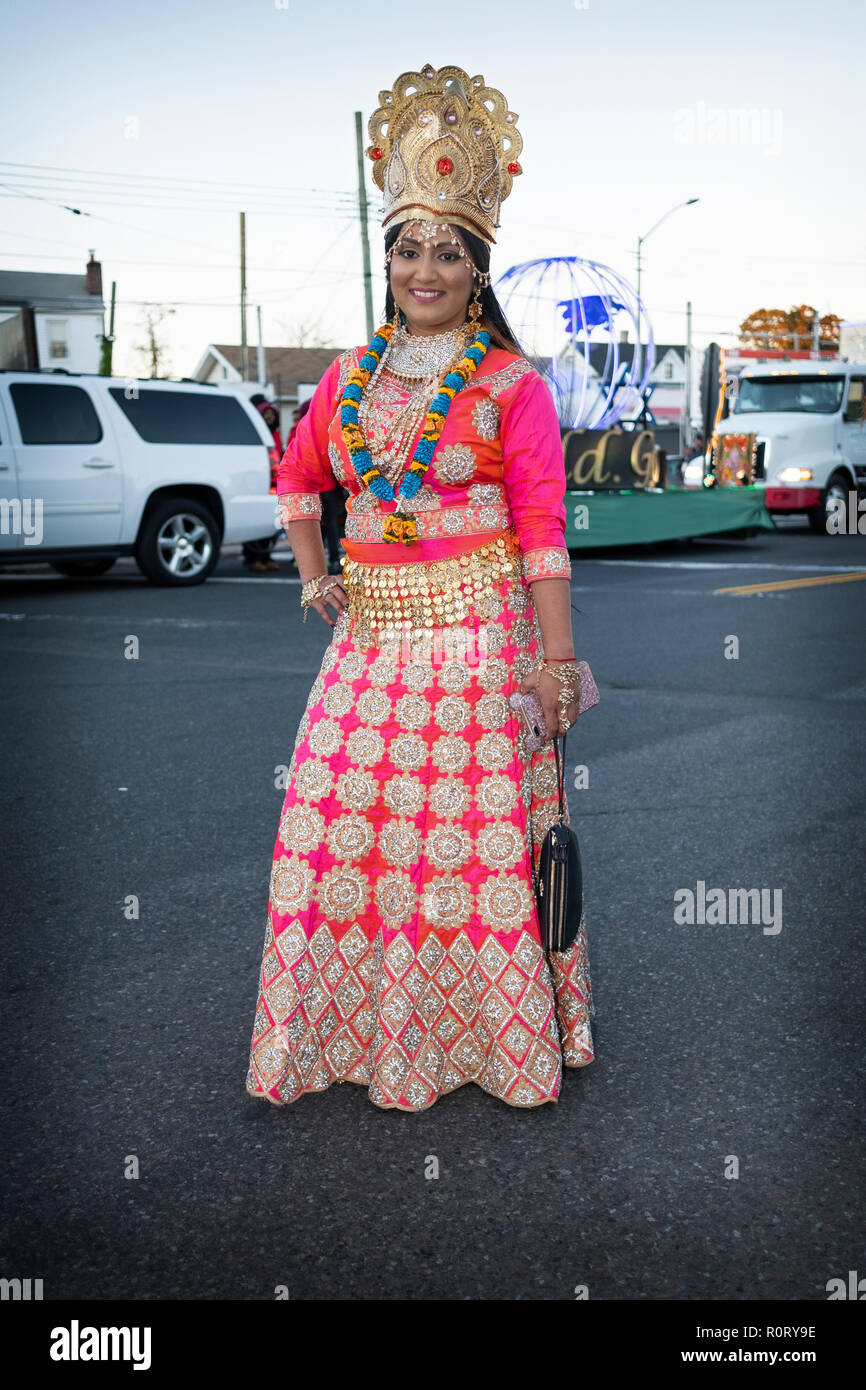 Une belle marcher femelle dans le défilé de Diwali 2018 vêtu comme la déesse Lakshmi.in Richmond Hill, Queens, New York City. Banque D'Images
