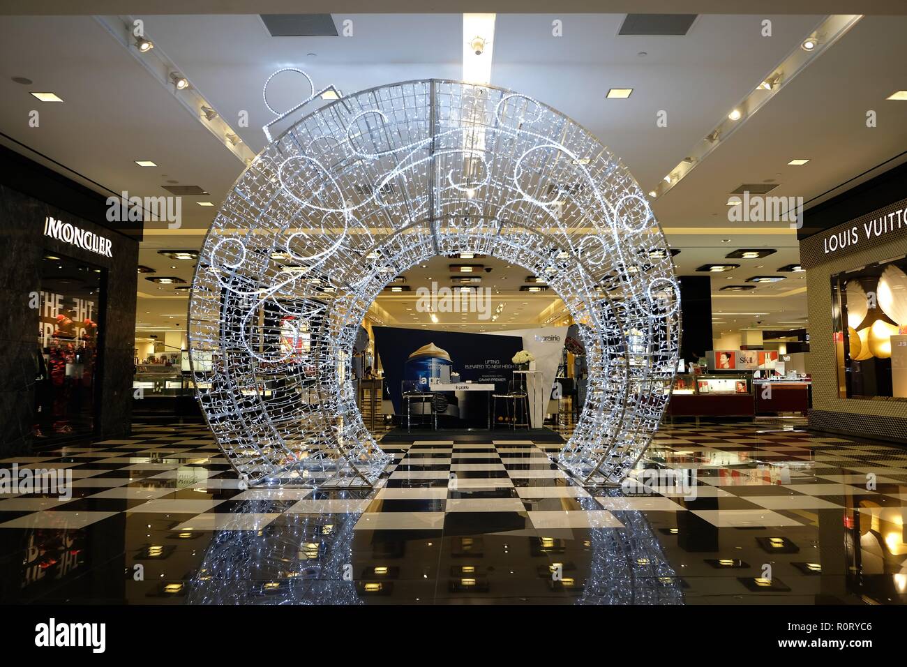 Bloomingdales stockez au Westfield San Francisco Center avec une décoration d'arbre de Noël à l'un de ses entrées ; Noël 2018. Banque D'Images