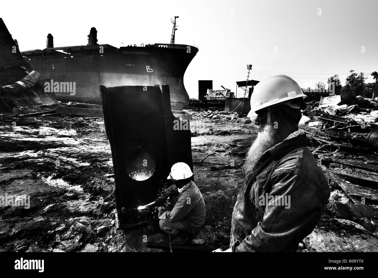 Travaillent au chantier de démolition des navires. Le Bangladesh est dépendante de l'industrie de démolition des navires pour 80  % de ses besoins en acier. Chittagong, Bangladesh. Banque D'Images