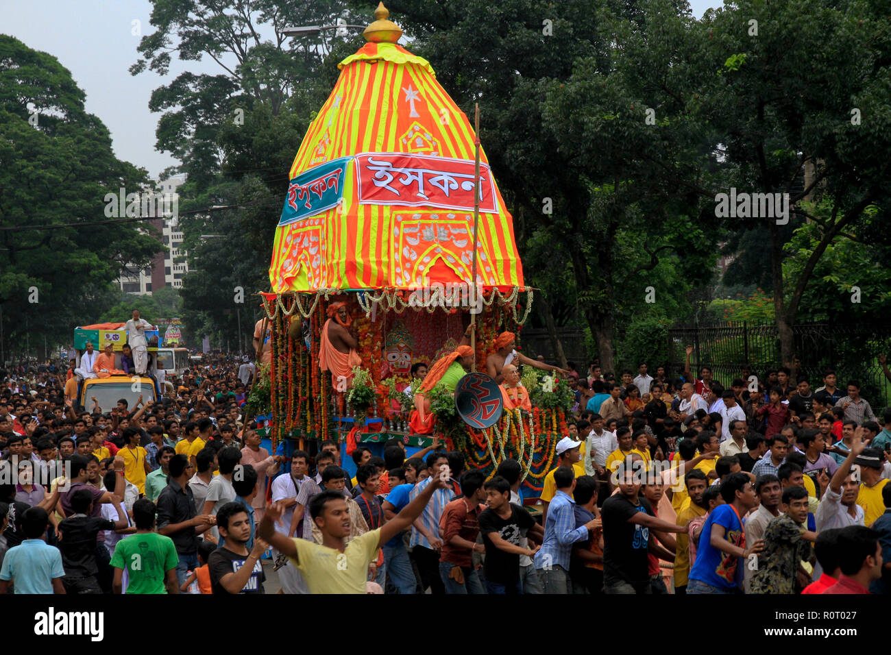 Les dévots hindous célèbrent le Rathajatra annuel Jagannath (défilé de char), l'un des plus grands festivals religieux des Hindous. Dhaka, Bangladesh Banque D'Images