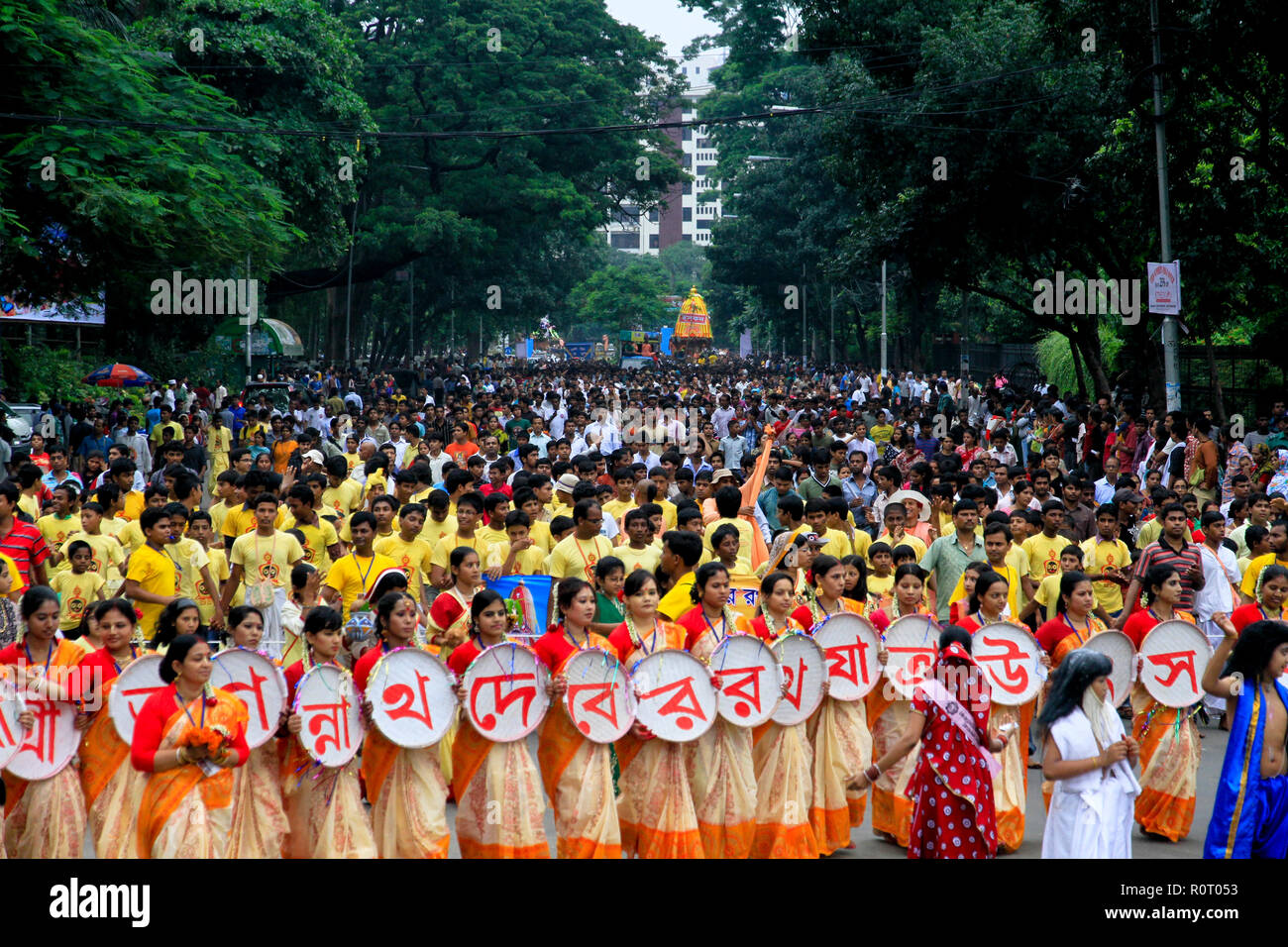 Les dévots hindous célèbrent le Rathajatra annuel Jagannath (défilé de char), l'un des plus grands festivals religieux des Hindous. Dhaka, Bangladesh Banque D'Images