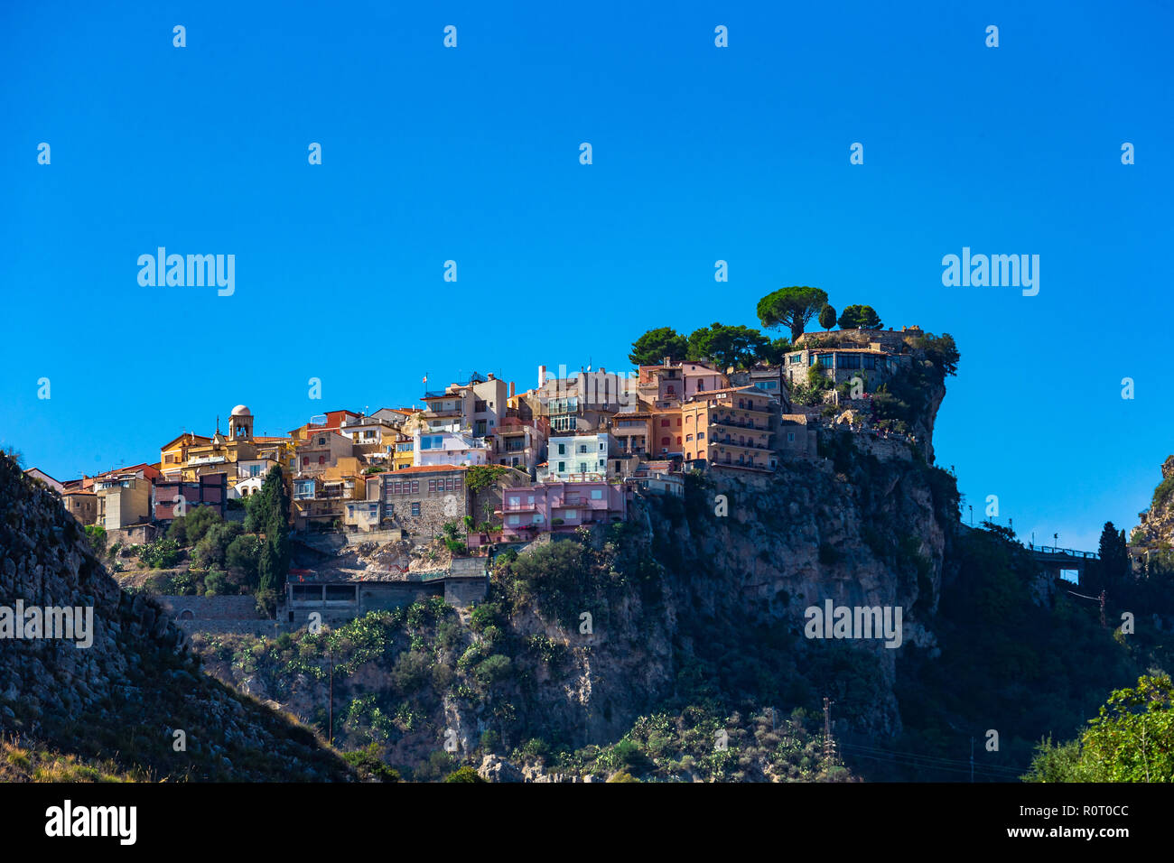 Castelmola typique de Sicile : village perché sur une montagne, à proximité de Taormina. Province de Messine, Sicile, Italie. Banque D'Images