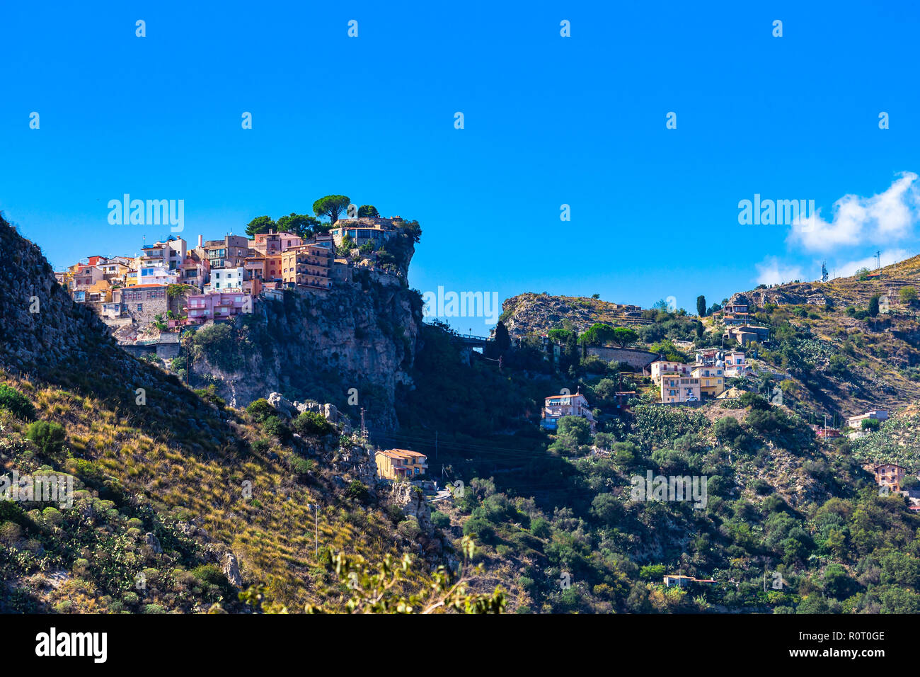 Castelmola typique de Sicile : village perché sur une montagne, à proximité de Taormina. Province de Messine, Sicile, Italie. Banque D'Images