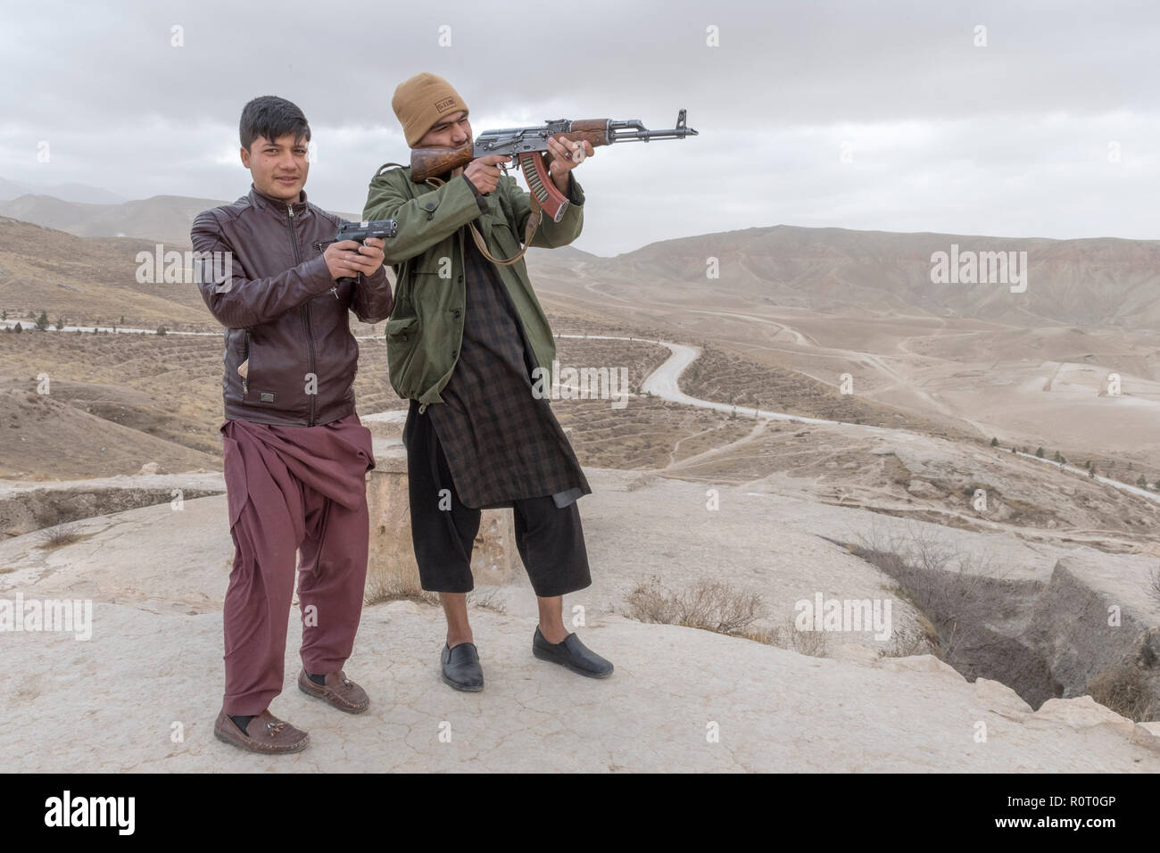Protéger les hommes de police après une attaque des talibans près de la stupa bouddhiste de Takht-e Rostam, Samangan, province de Samangan, Afghanistan Banque D'Images