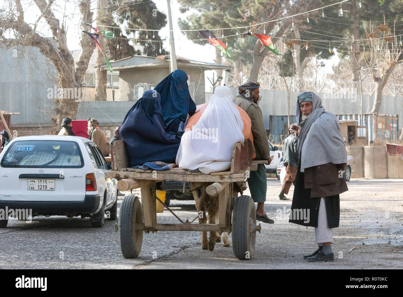 Shopping femmes traditionnelles avec la burqa, la province de Balkh, au nord de l'Afghanistan Banque D'Images