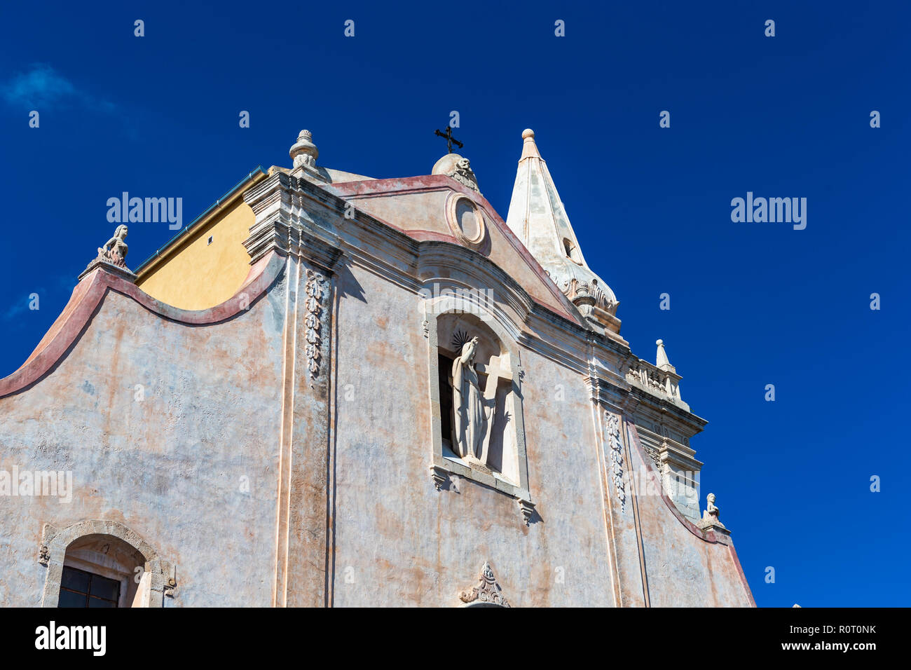 Taormina, Italie - le 26 septembre 2018 : La vue sur la rue de la célèbre vieille ville de Taormina en Sicile. L'Italie. Banque D'Images