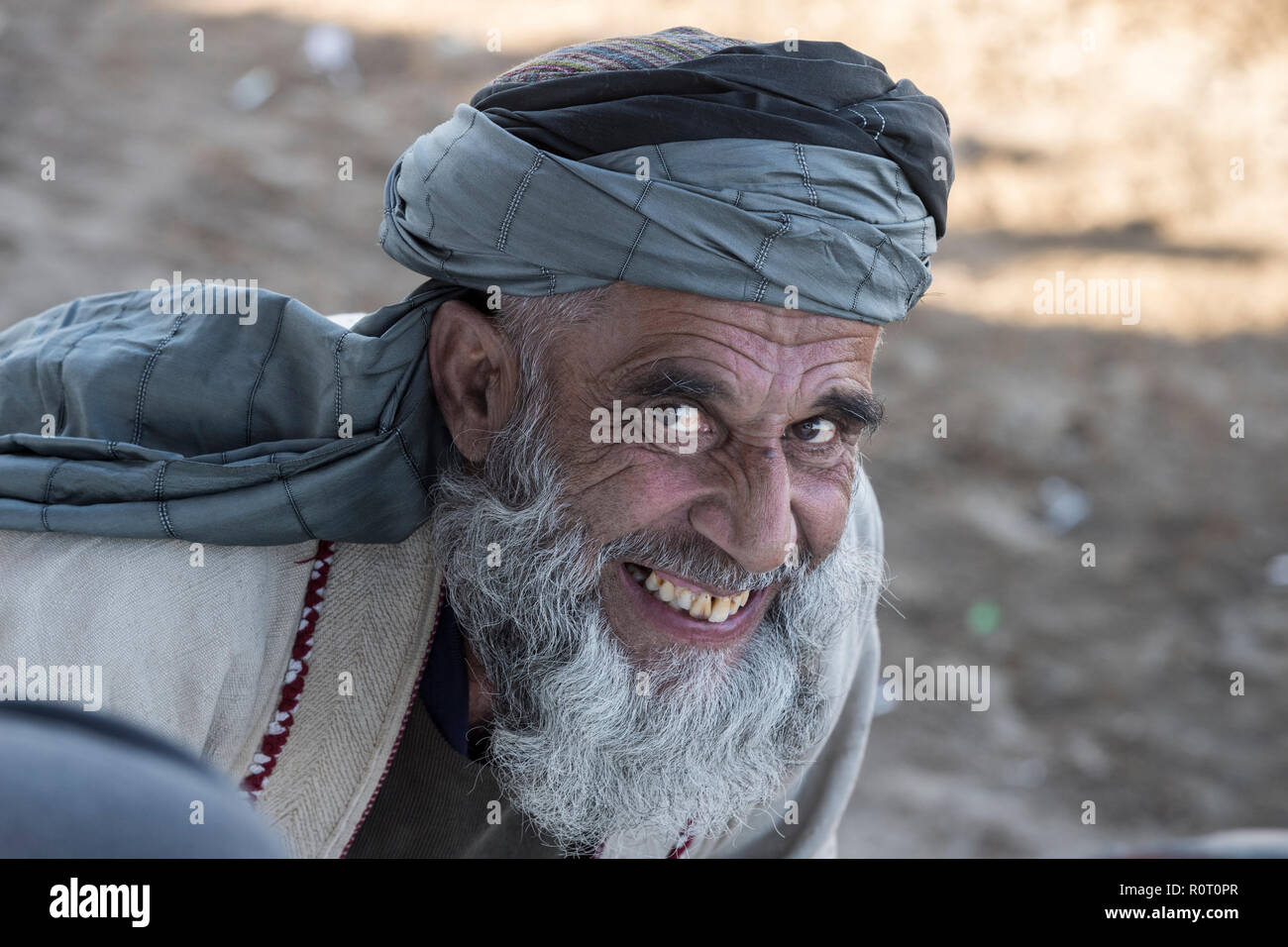 Buzkashi en hiver le vendredi, Mazar-i-Sharif, Afghanistan - Vieux spectateur Banque D'Images