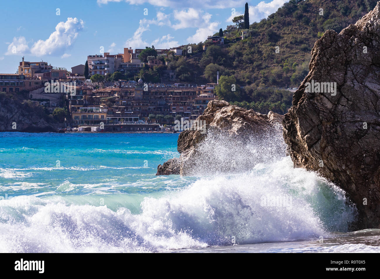 Avis de Letojanni, à Taormina. Letojanni niché au nord de Taormina, Letojanni est une station balnéaire populaire. Sicile, Italie. Banque D'Images