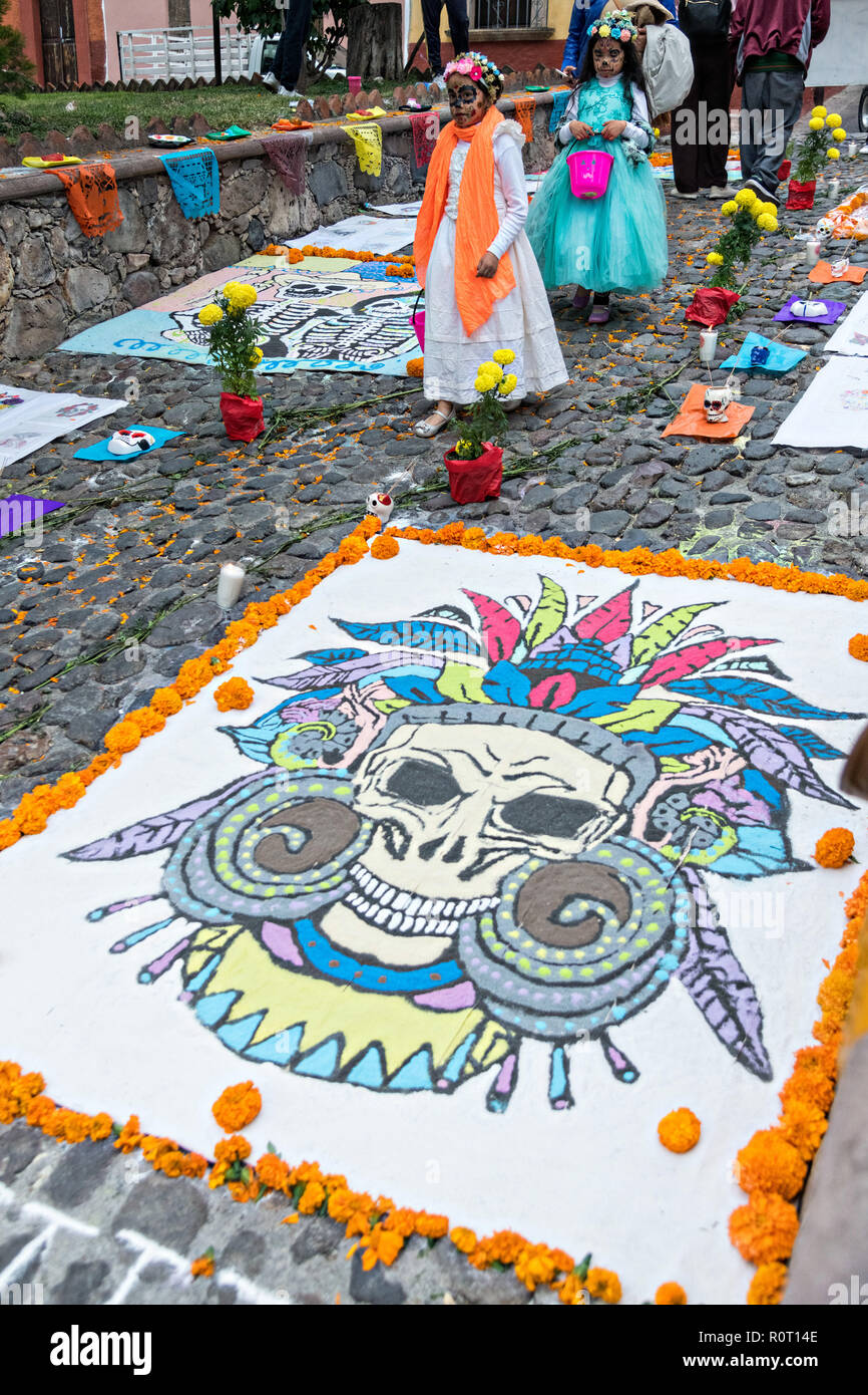 Des Morts Morts sand peintures exposées à l'extérieur de l'église San Juan de Dios au cours de la Dia de muertos festival à San Miguel de Allende, Mexique. Le festival de plusieurs jours est de se souvenir de leurs amis et les membres de leur famille qui sont morts à l'aide de comté, aztec tagètes, alfeniques, papel picado et les aliments et boissons préférés des défunts. Banque D'Images