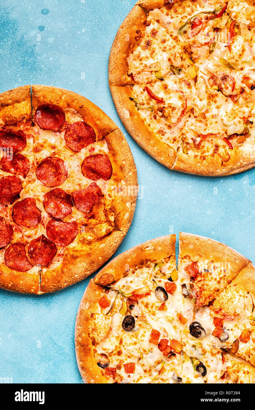 Ensemble de différentes pizzas - pepperoni, végétarien, poulet avec légumes, vue du dessus Banque D'Images