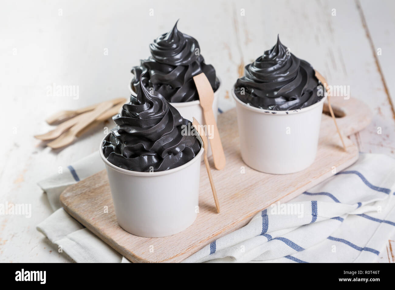 Black Ice cream en blanc tasses Banque D'Images
