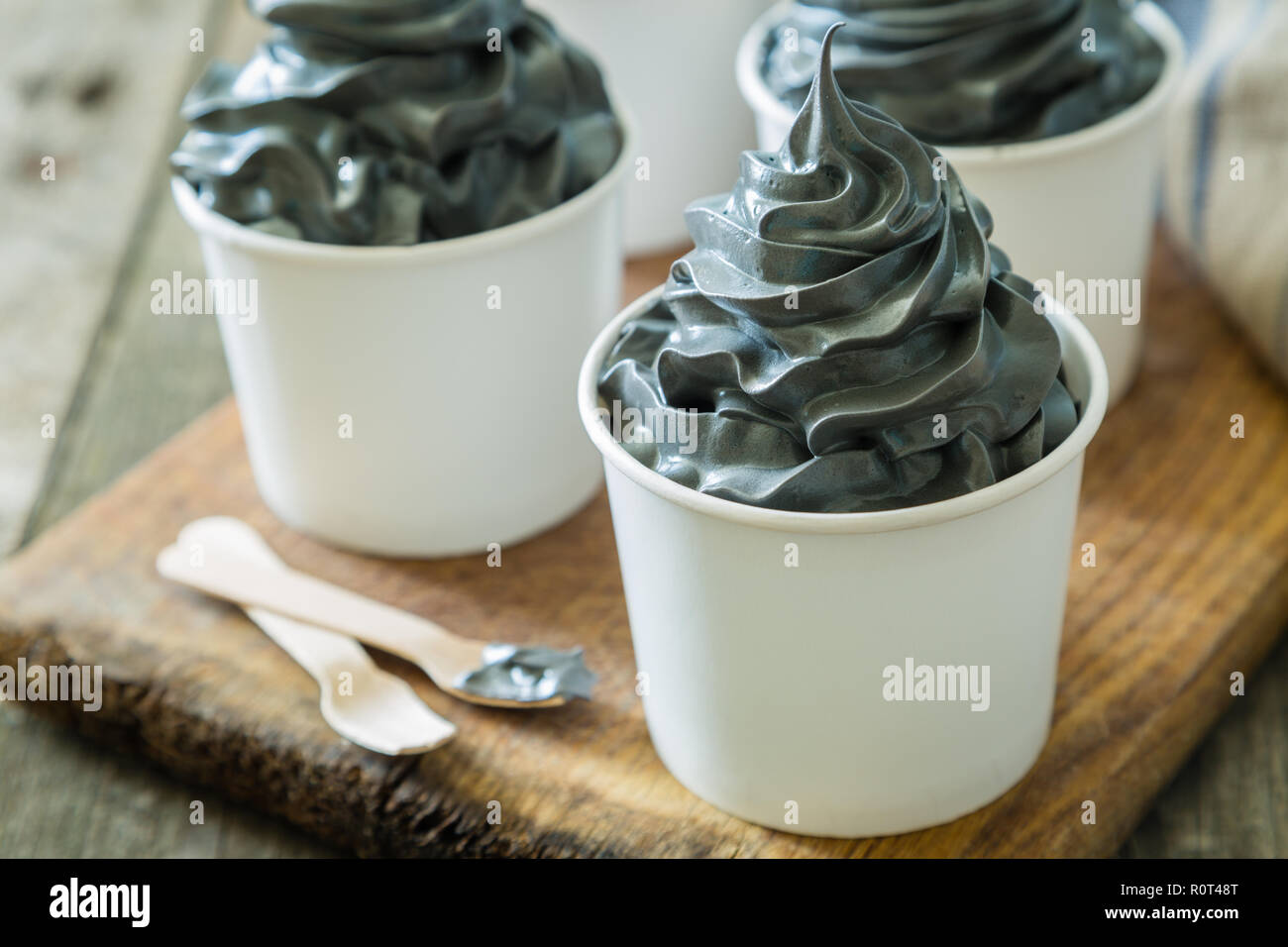 Black Ice cream en blanc tasses Banque D'Images
