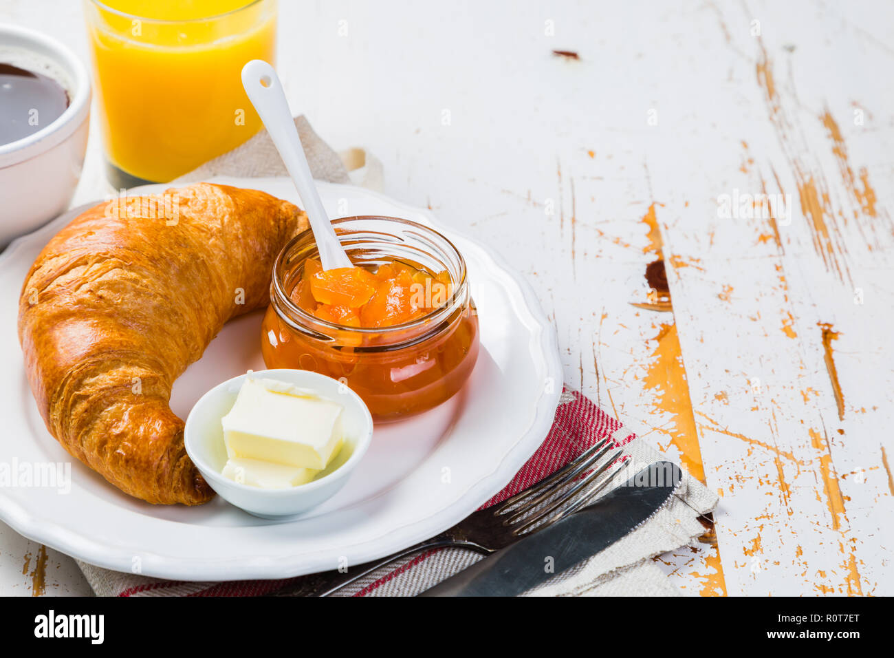 Petit déjeuner - croissants, café, jus de fruits Banque D'Images