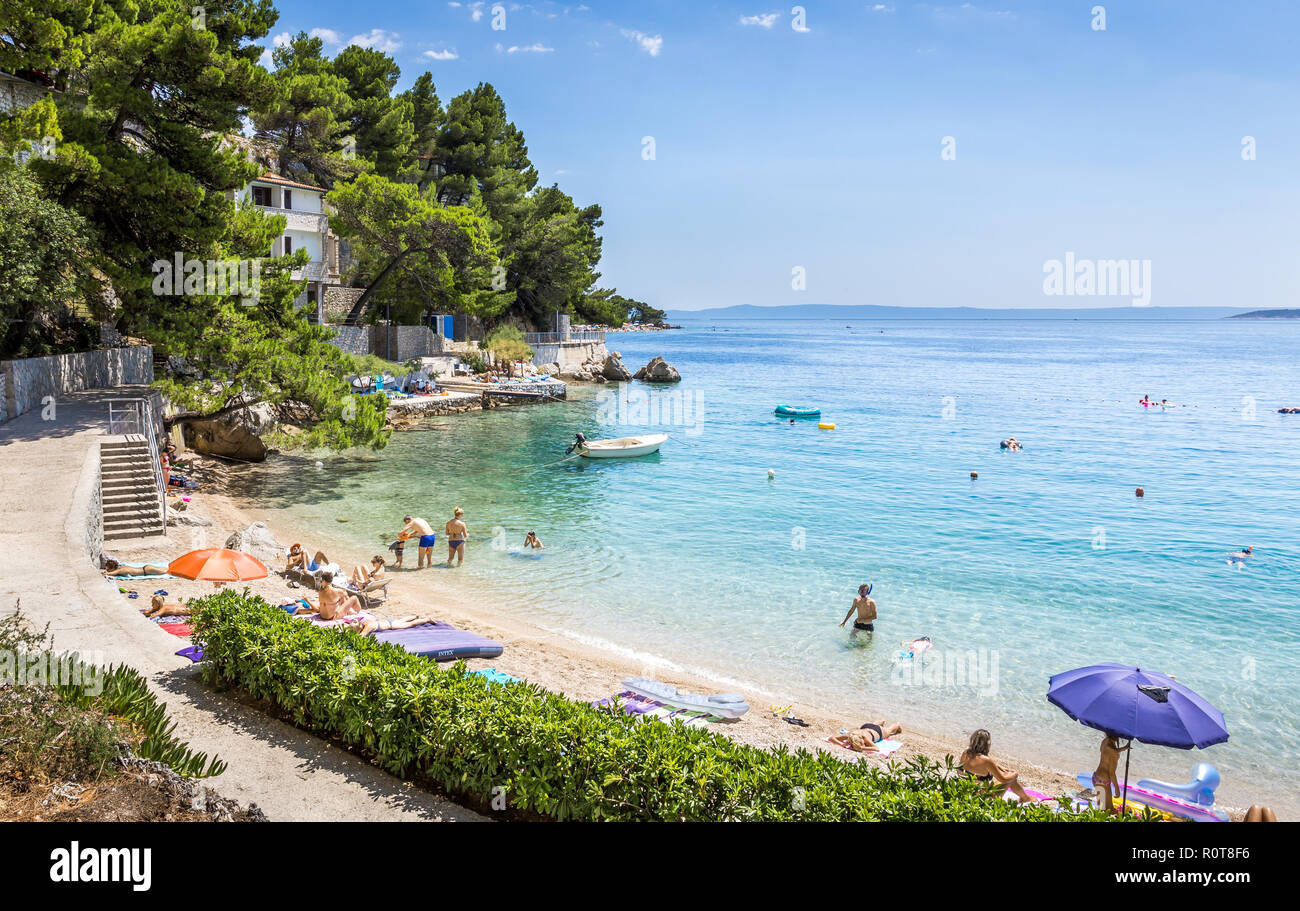 Split, CROATIE - le 20 juillet 2018 : les touristes se détendre sur la plage de Brela merveilleux, beau paysage marin méditerranéen en Croatie Banque D'Images