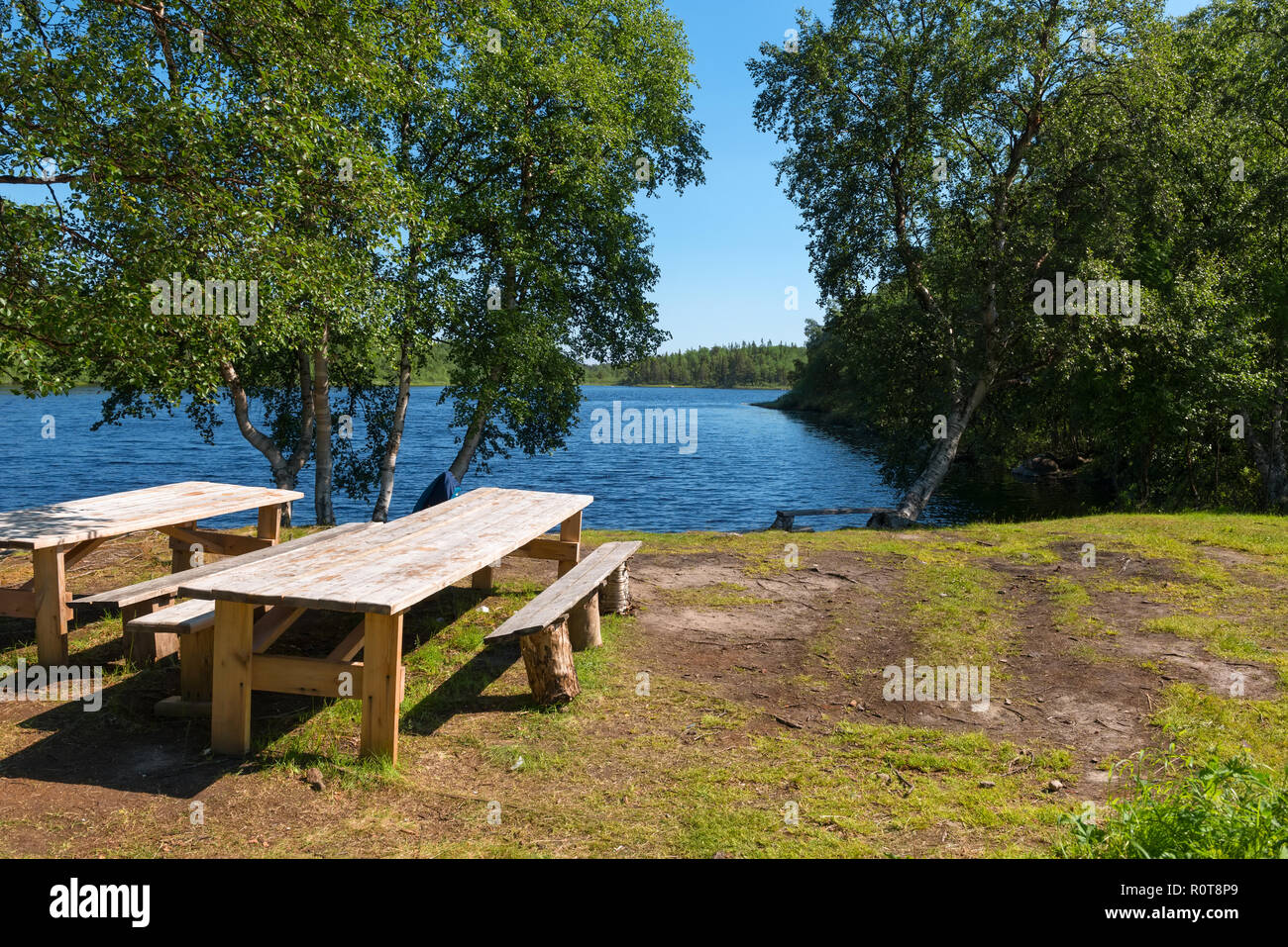 Les tables pour les repas par les touristes près du lac sacré sur Anzersky Island, Îles Solovetsky, Moscow, Russie Banque D'Images