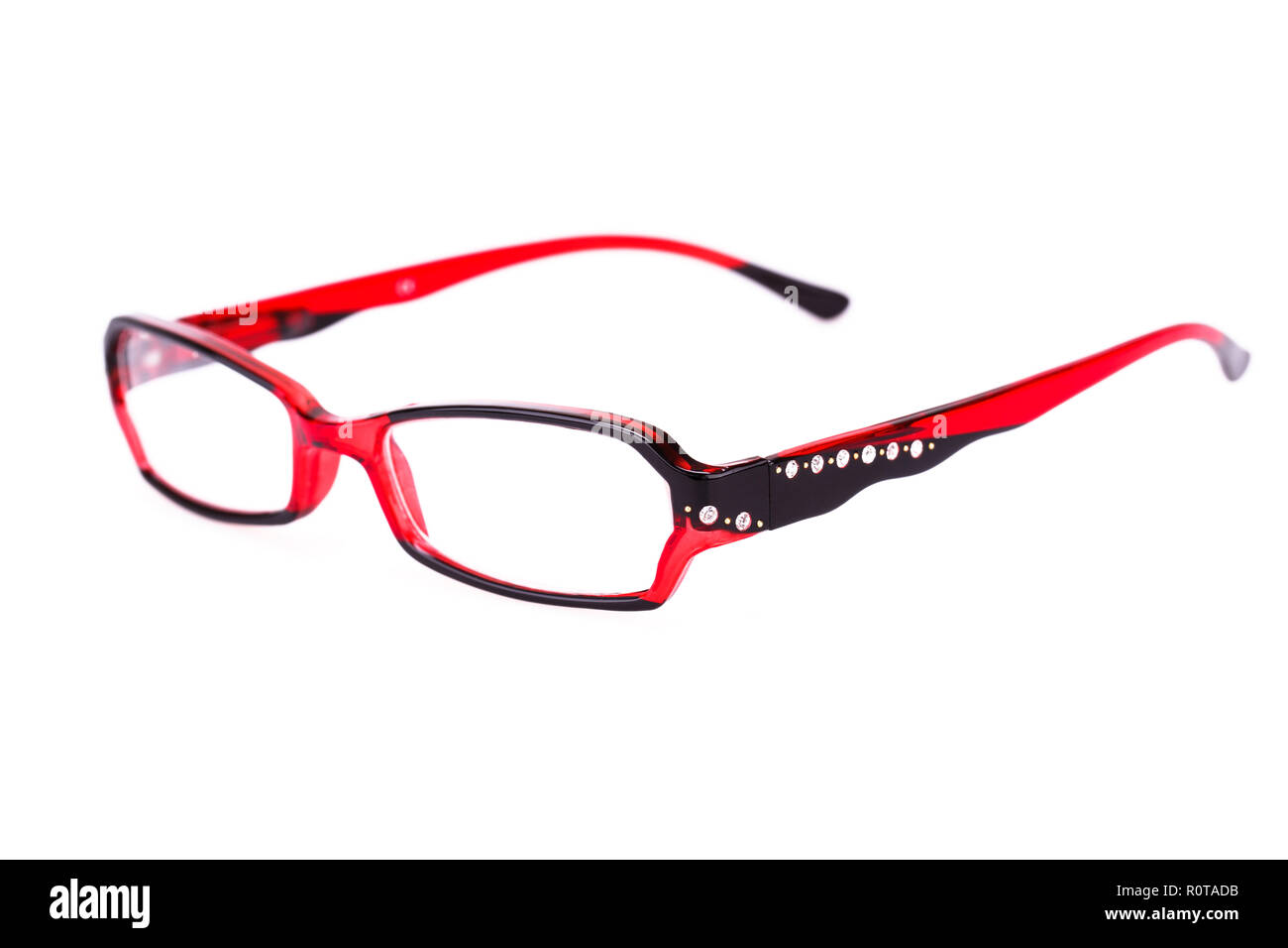 Lunettes avec cadre rouge isolé sur fond blanc. Banque D'Images