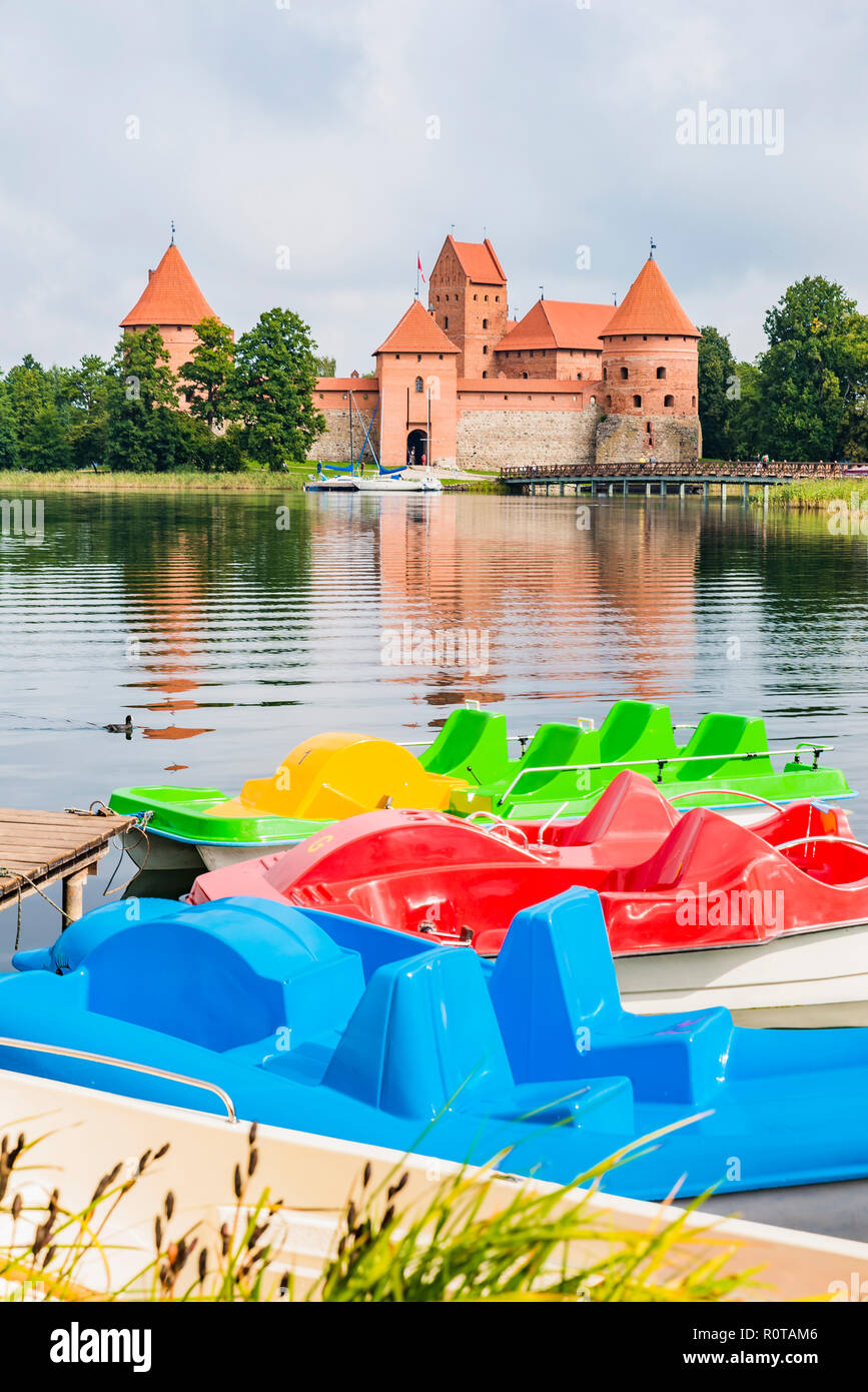 Bateaux pour les touristes en face de l'île de Trakai Castle. Trakai, Lituanie, Vilnius County, États baltes, l'Europe. Banque D'Images