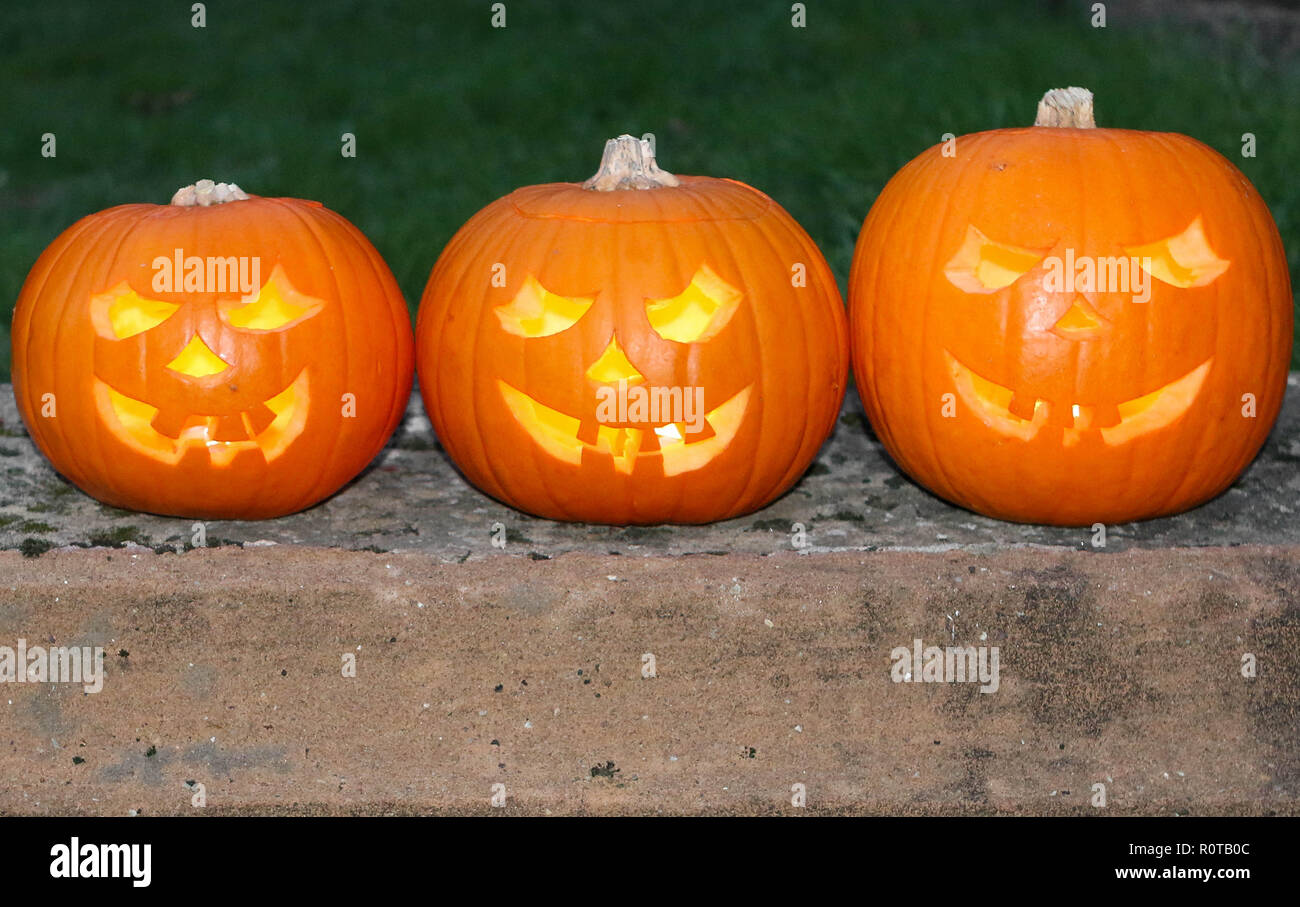 Les citrouilles illuminées Jack O Lanterne pour Halloween, drôle et effrayant. Banque D'Images