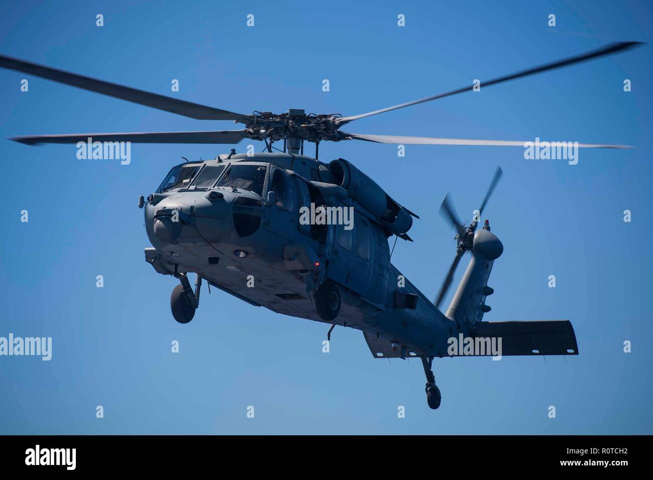 181105-N-XK398-1102 EAUX AU LARGE DE LA CÔTE DE TINIAN (nov. 05, 2018) Un MH-60S Sea Hawk, attribué à l'île "Chevaliers" de la mer de l'Escadron d'hélicoptères de combat (HSC), 25 s'approche du quai de débarquement amphibie USS Ashland (LSD 48) pour un transfert de personnel à l'appui du soutien de la défense aux autorités civiles (DSCA) efforts sur l'île de Tinos. Marins et soldats de Ashland, partie de la Guêpe Groupe amphibie et 31e Marine Expeditionary Unit, l'équipe se prépare à fournir au Ministère de la Défense soutien à la Commonwealth du Mariana Islands du nord' civil local et offic Banque D'Images