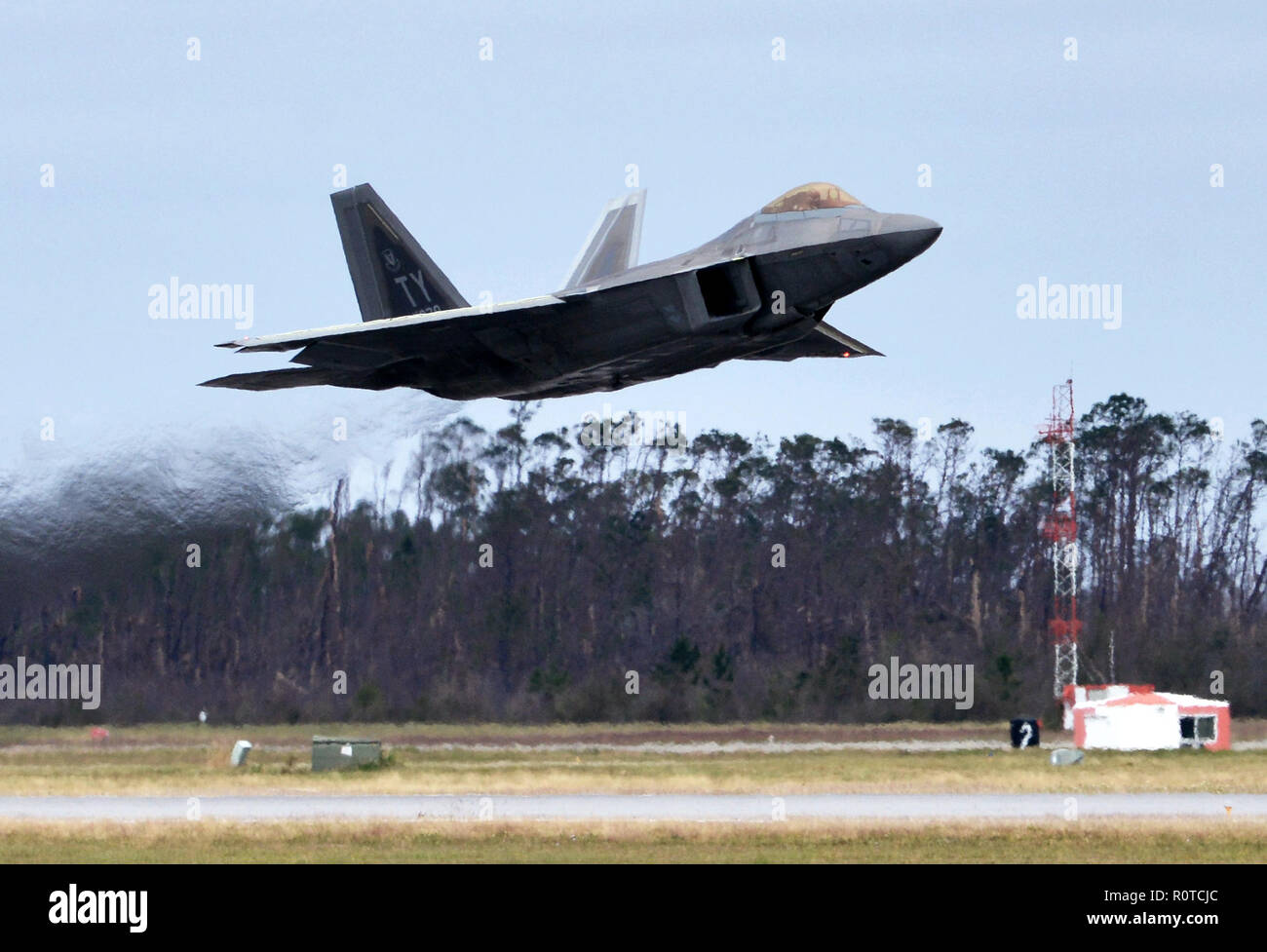 Un F-22 Raptor décolle à la base aérienne Tyndall, en Floride, le 5 novembre 2018. À la suite de l'ouragan Michael à unités multiples et les jeux de mission ont travaillé ensemble pour récupérer et commencer à reconstruire l'installation. (U.S. Photo de l'Armée de l'air par le sergent. Jeffrey Schultze) Banque D'Images