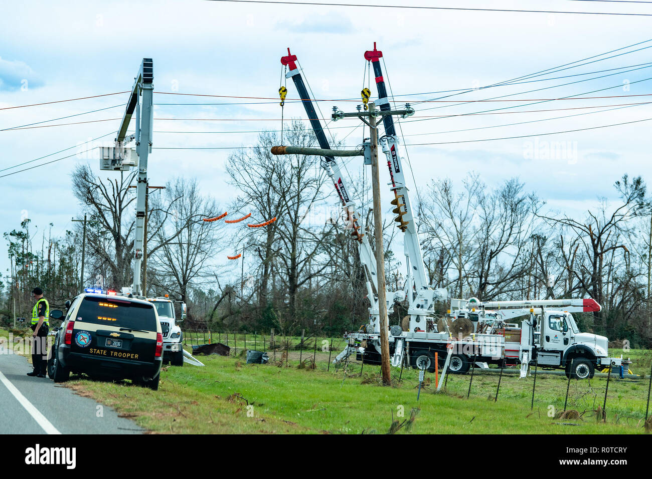 Altha, FL., 22 octobre 2018--juges de travailler à rétablir l'alimentation dans la Floride après l'ouragan Michael frappé le 10 octobre, comme un ouragan de catégorie 4, l'emballage 155 mph vents. La FEMA/K.C. Le chemin Wilsey Banque D'Images