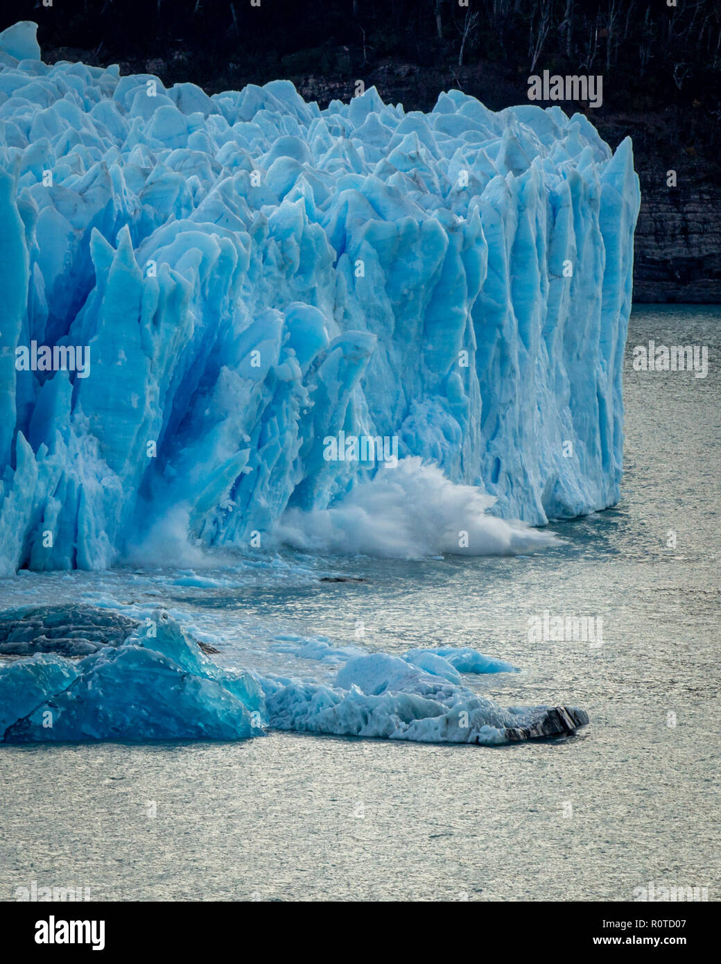 Brise-glaces et des éclaboussures à l'eau sur Glaciar Perito Moreno, El Calafate, Argentine, Patagonie Banque D'Images