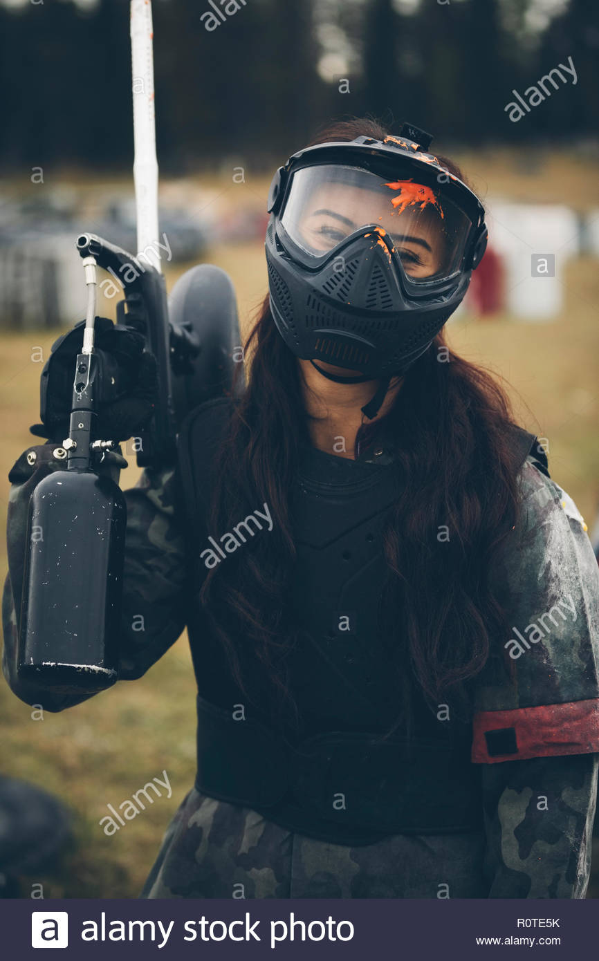 Portrait of happy young woman paintball Banque D'Images