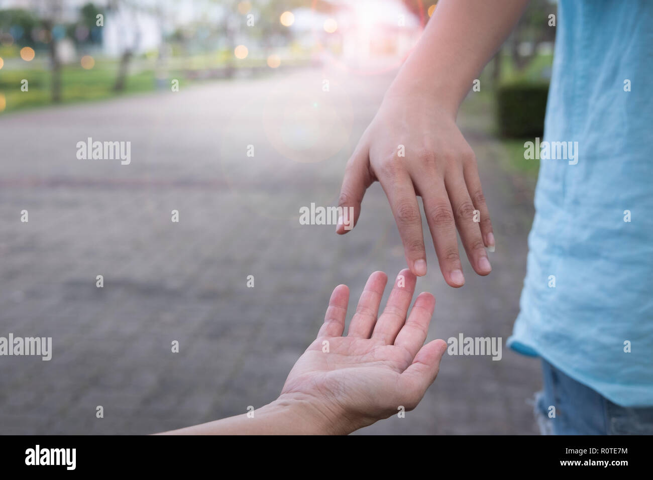 Les mains de l'homme d'atteindre à une main de femme avec copie espace. Banque D'Images