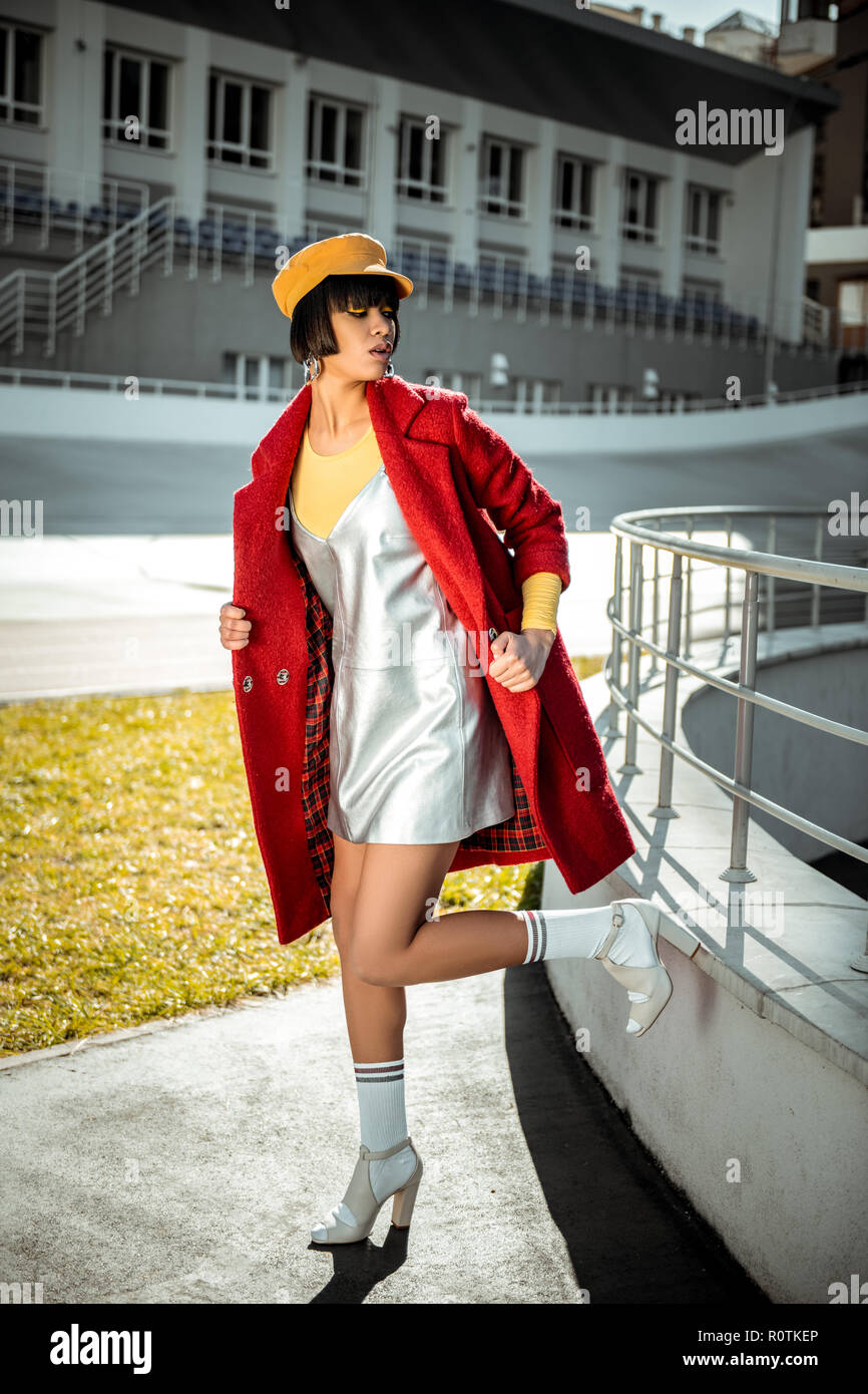 La mode femme hautaine afficher son habit coloré lumineux Photo Stock -  Alamy