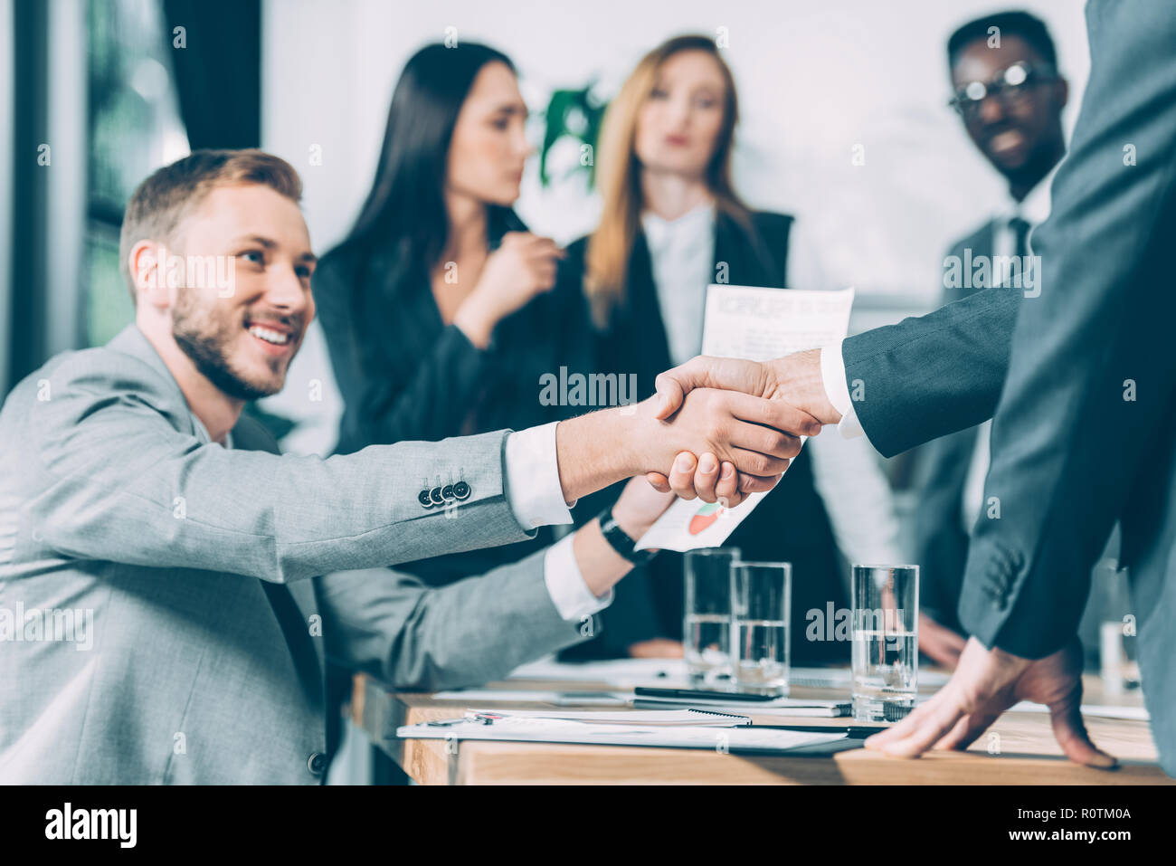 Partenaires d'affaires avec des collègues sur le contexte multiculturel floue Banque D'Images