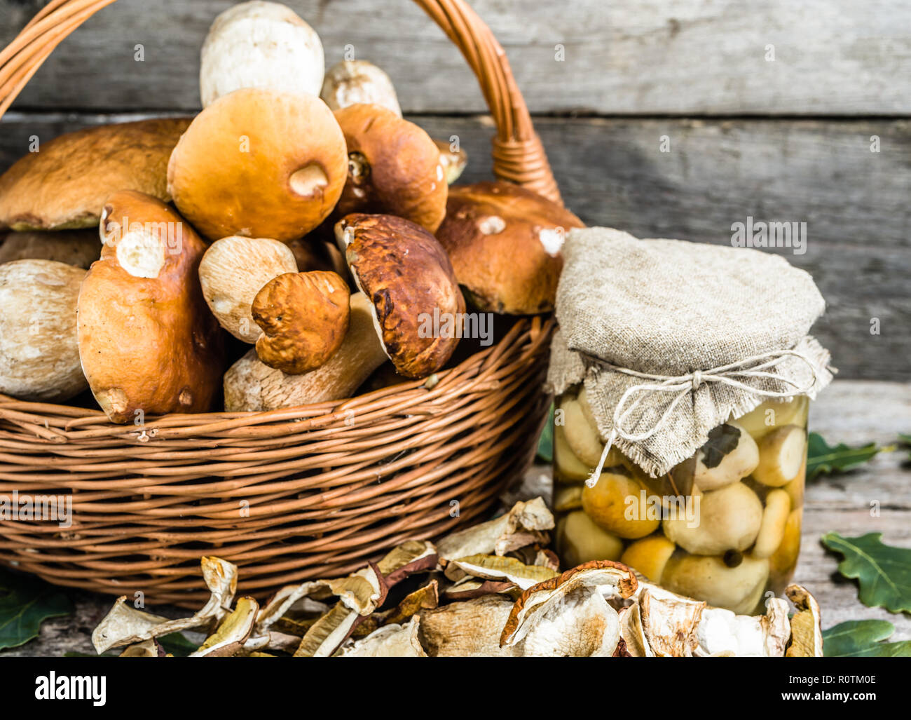 Les champignons d'automne préserve, boletus mariné au bocal et champignons secs sur fond rustique Banque D'Images