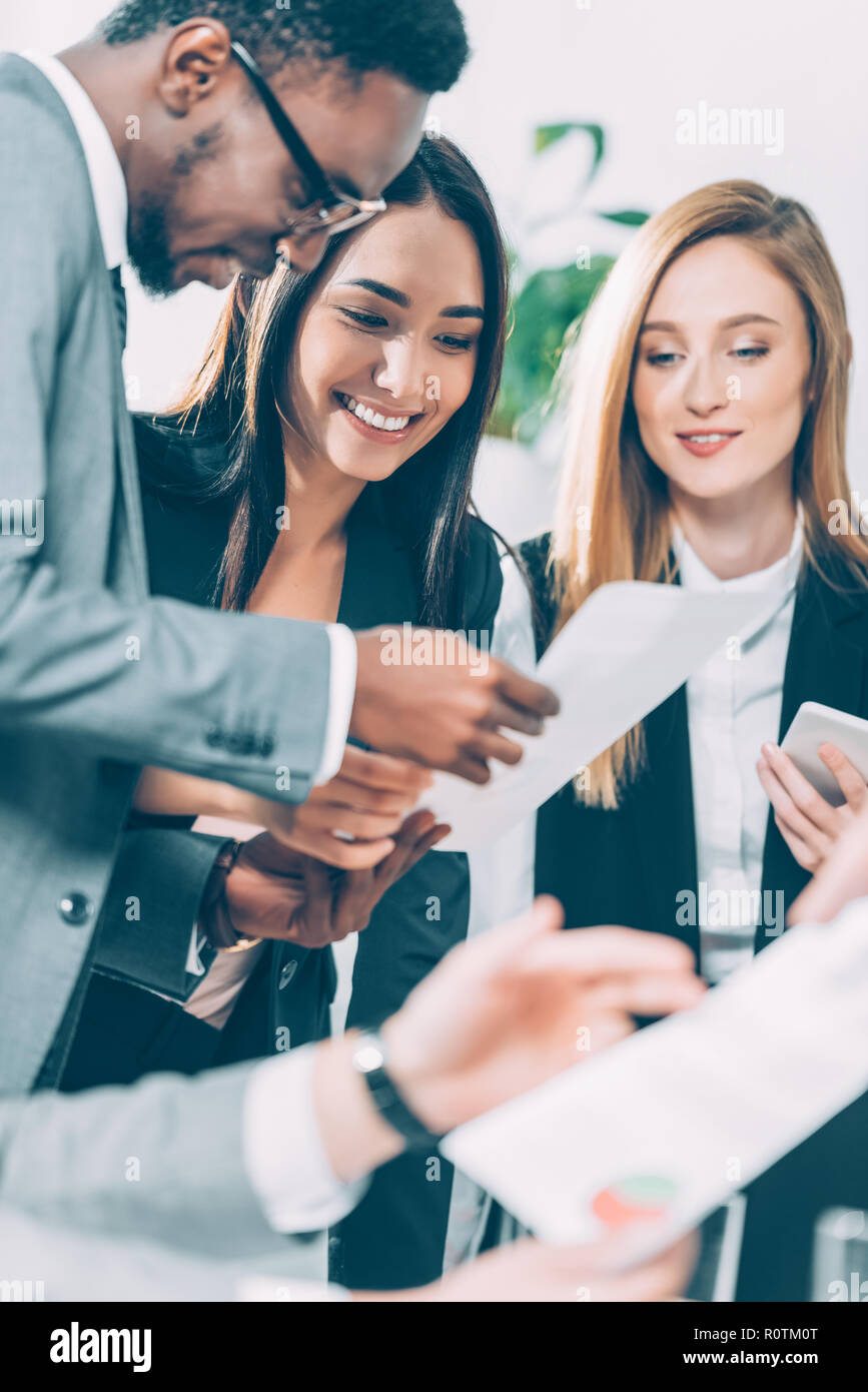 Groupe des affaires multiethniques documents explorer Banque D'Images