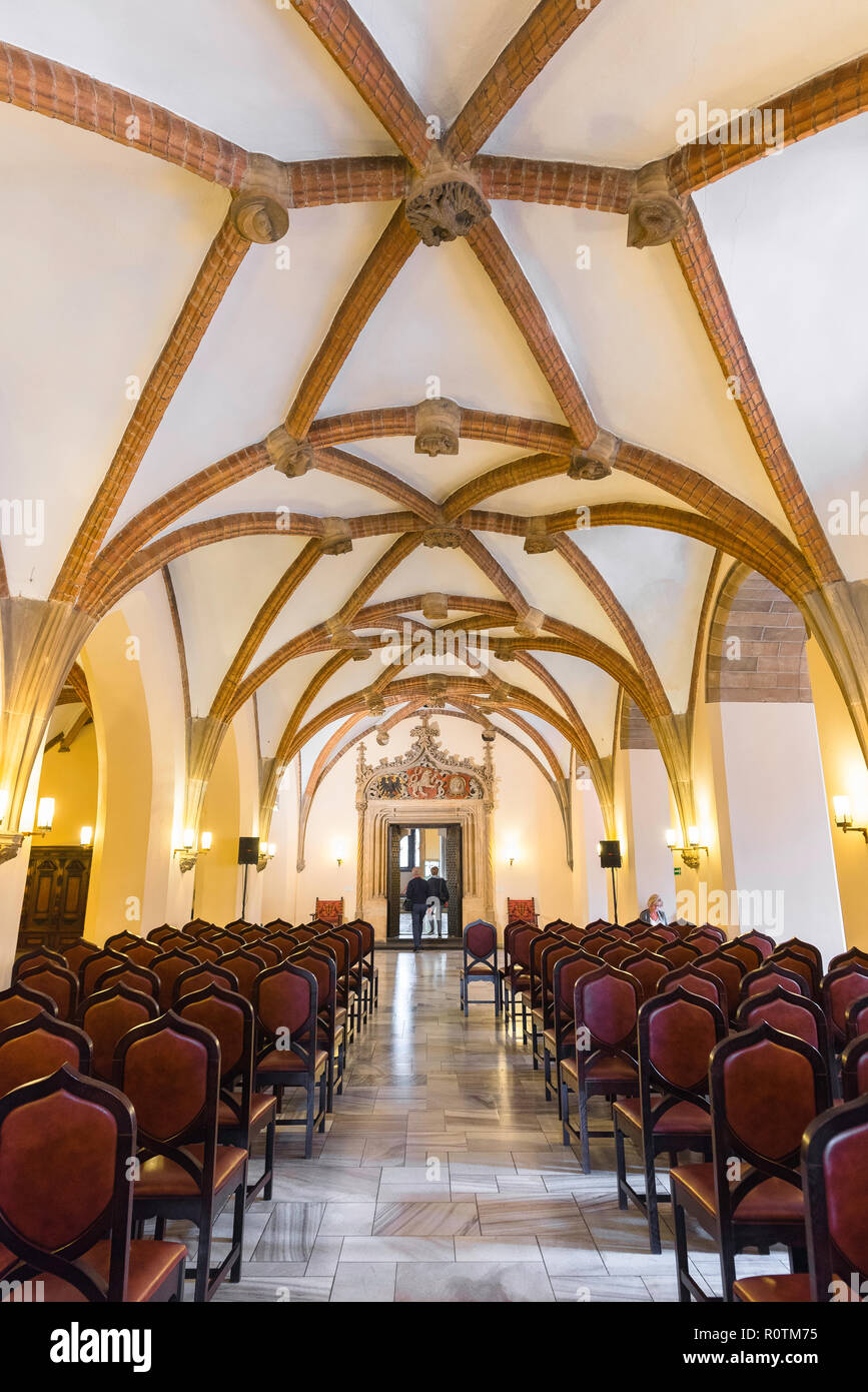 Wroclaw Pologne, vue de la grande salle avec sa voûte gothique à l'intérieur de l'Ancien hôtel de ville musée dans le centre de Wroclaw, Pologne. Banque D'Images