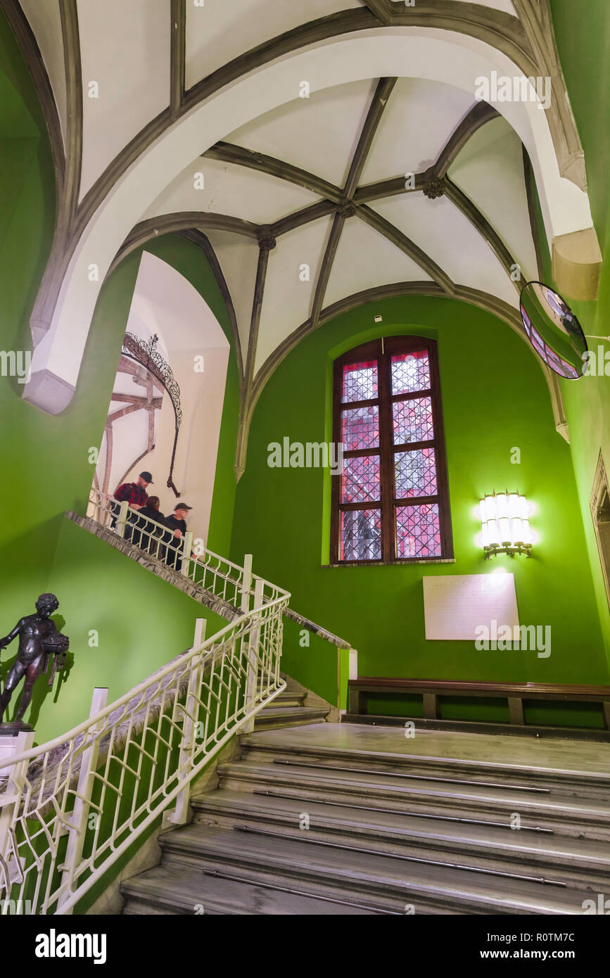 Wroclaw old town hall, vue de l'escalier en couleur avec son plafond voûté gothique à l'intérieur de la vieille ville médiévale Hall Museum à Wroclaw, Pologne. Banque D'Images