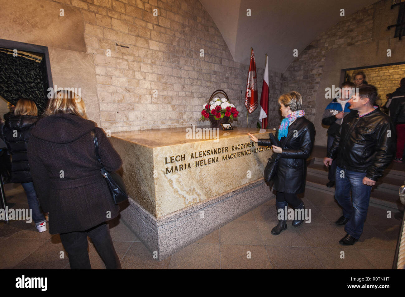 Le sarcophage contenant feu le Président Lech Aleksander Kaczynski et son épouse Maria Mackiewicz-Kaczynska dans la crypte de la cathédrale du Wawel dans Kra Banque D'Images