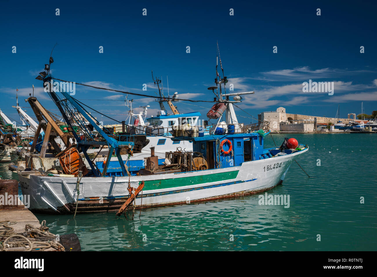 Bateau de pêche au port, Trani, Pouilles, Italie Banque D'Images