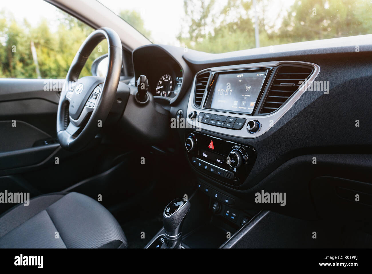 Kiskunfélegyháza, Bélarus - 9 septembre 2018 : Hyundai Accent 2017 Solaris Varna ou intérieur avec la lumière du soleil. Banque D'Images